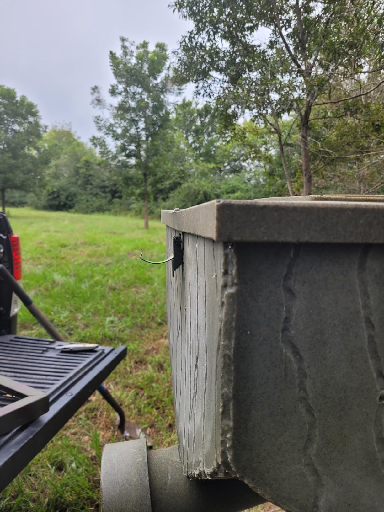 Banks Outdoors Gravity Fed Tree and Post Mountable Weatherproof Feed Bank Deer and Game Hunting Feeder with 40 Pound Capacity, Green customer photo 2