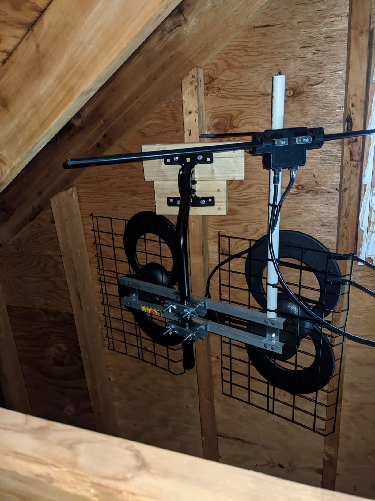 Antennas Direct ClearStream 4V Indoor Outdoor TV Antenna, UHF VHF, Multi-Directional, 70+ Mile Range, 4K 8K UHD, NEXTGEN TV - w/ 20-inch Mast (Black) customer photo 2