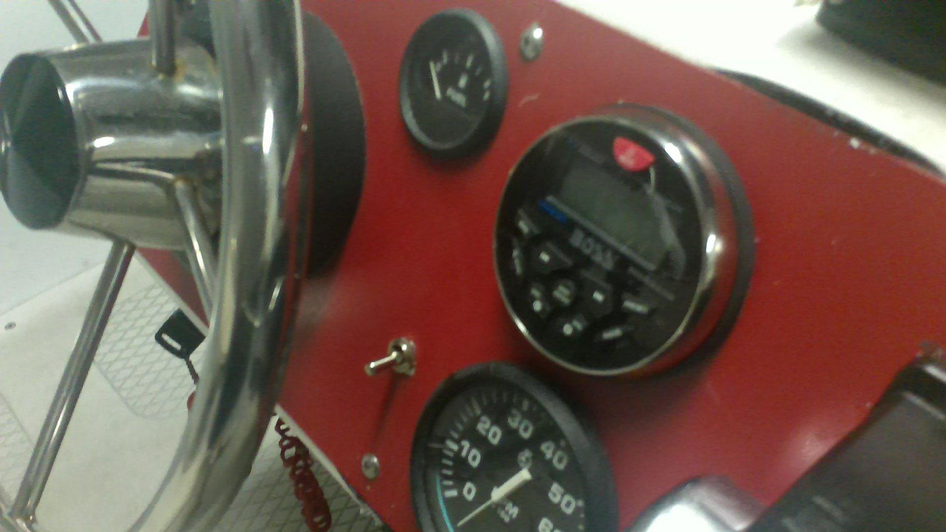 BOSS Audio Systems MGR350B Amplified Bluetooth Boat Gauge Receiver, No DVD customer photo 1