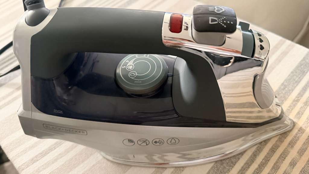 BLACK+DECKER Allure Professional Steam Iron for Clothes with Stainless Soleplate customer photo 1