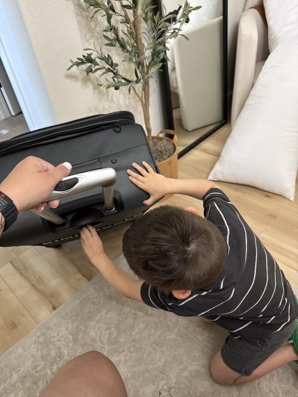 SwissGear Sion Softside Expandable Spinner Luggage Durable Lightweight Travel Suitcase, Black, Checked-Large customer photo 2
