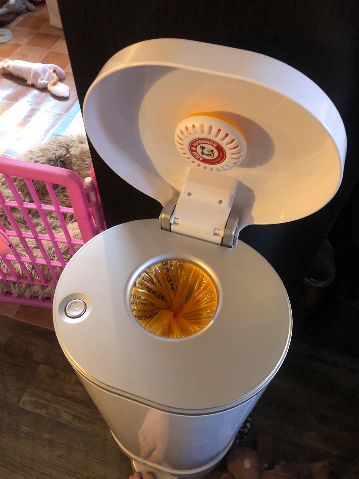 Munchkin STEP Diaper Pail Powered by Arm & Hammer, #1 in Odor Control, Award-Winning customer photo 1