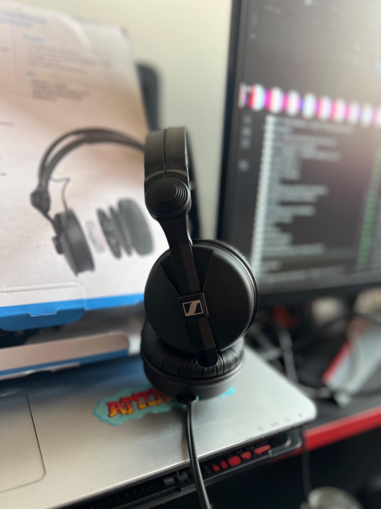 Sennheiser Pro Audio Professional HD 25 On-Ear DJ Headphones Black | Closed-back design with detachable cable and jack adapter for DJing, studio monitoring and sound reinforcement customer photo 2