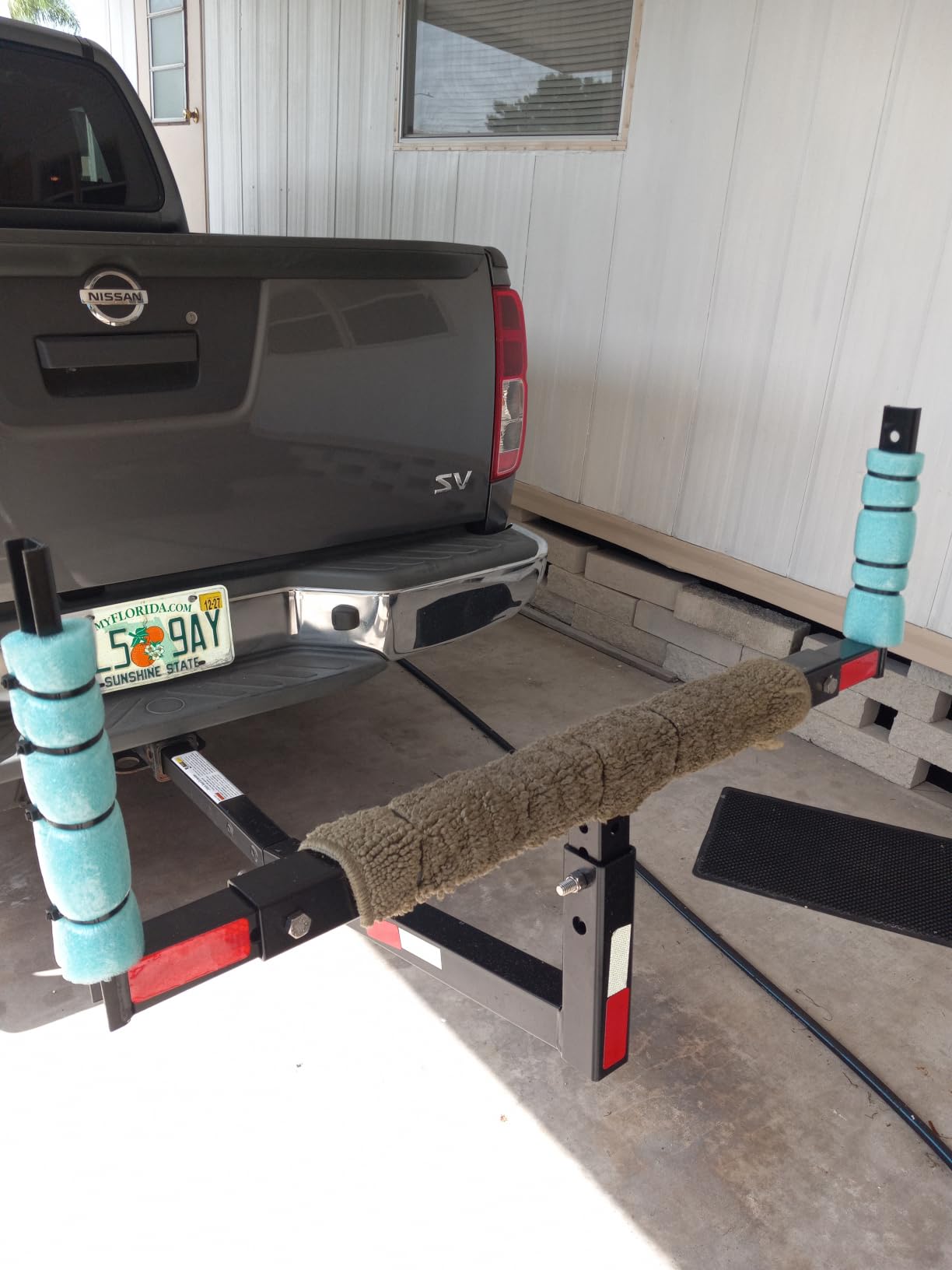 MaxxHaul 70231 Hitch Mount Pick Up Truck Bed Extender For Ladder, Rack, Canoe, Kayak, Long Pipes and Lumber, Black, 37 x 19 x 3 inches customer photo 1