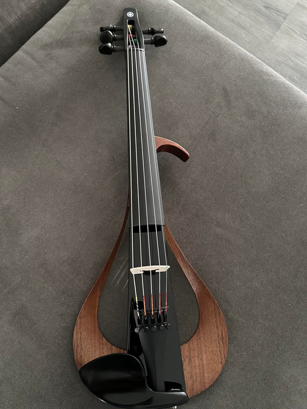 Yamaha YEV105BL Electric Violin, Black, 5 String customer photo 1