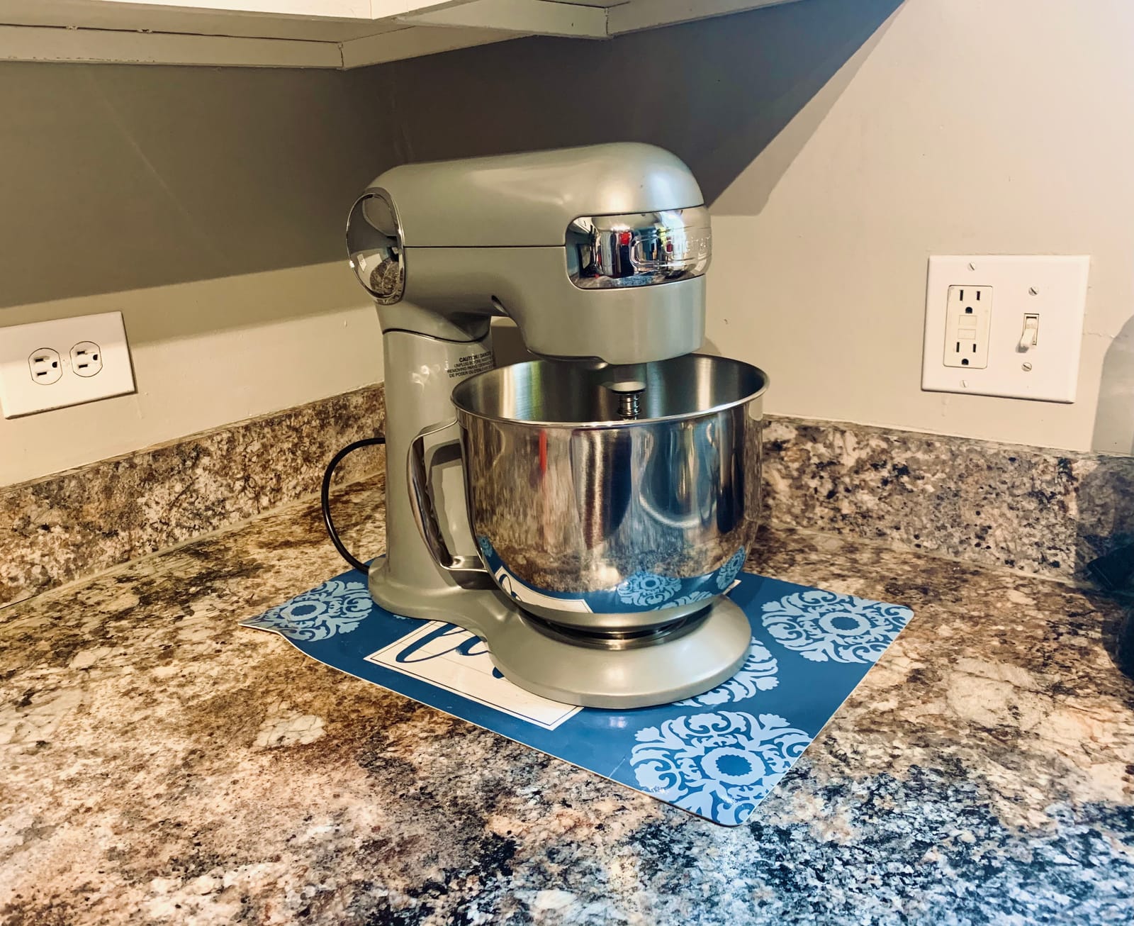 Cuisinart Stand Mixer, 12 Speeds, 5.5-Quart Mixing Bowl, Chef's Whisk, Flat Mixing Paddle, Dough Hook, and Splash Guard with Pour Spout, Silver Lining, SM-50BCNAS customer photo 1