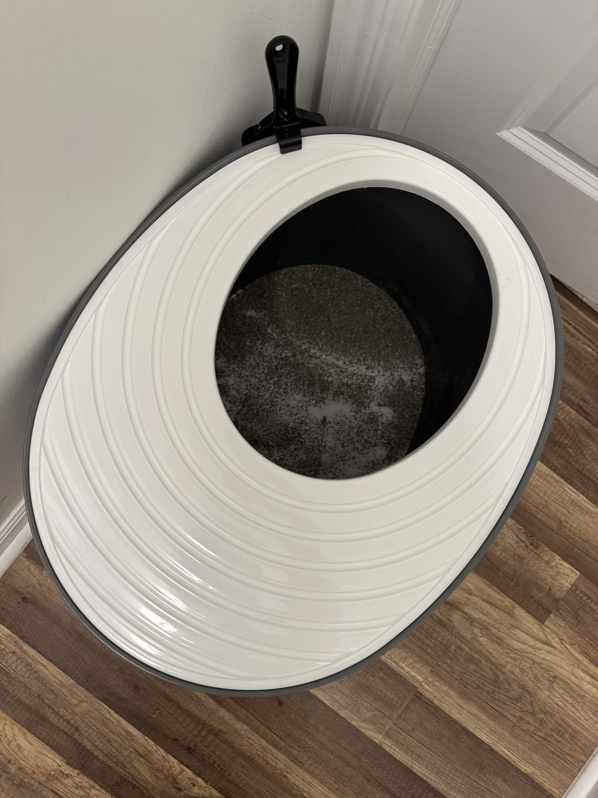 IRIS USA Large Cat Litter Box with Lid, Top Entry Design, Covered Enclosure, Dog Proof, Litter Scatter Control, Odor Reducing, Includes Scoop for Indoor Cats & Kittens, Beige/White, Made in the USA customer photo 1