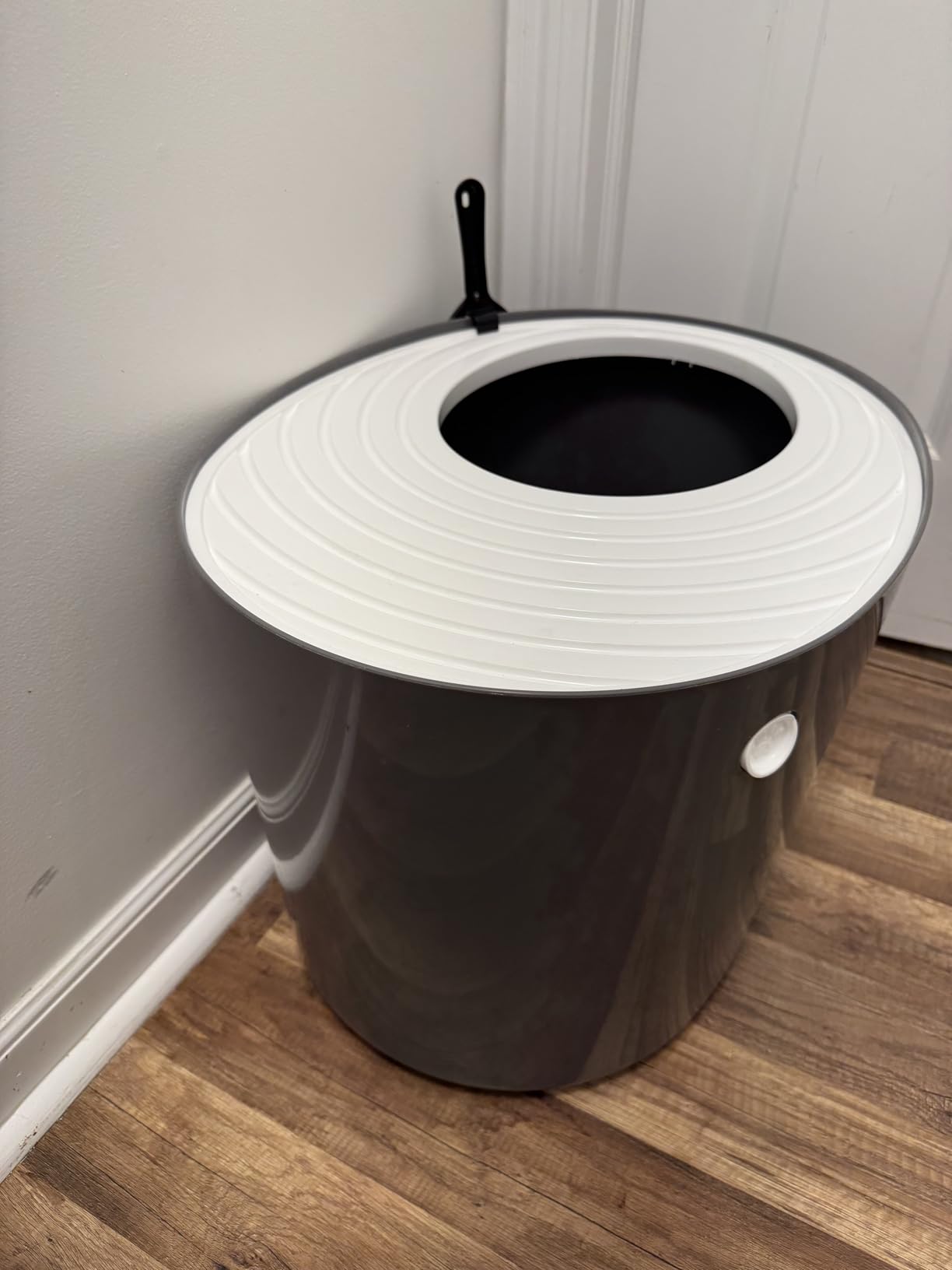IRIS USA Large Cat Litter Box with Lid, Top Entry Design, Covered Enclosure, Dog Proof, Litter Scatter Control, Odor Reducing, Includes Scoop for Indoor Cats & Kittens, Beige/White, Made in the USA customer photo 2