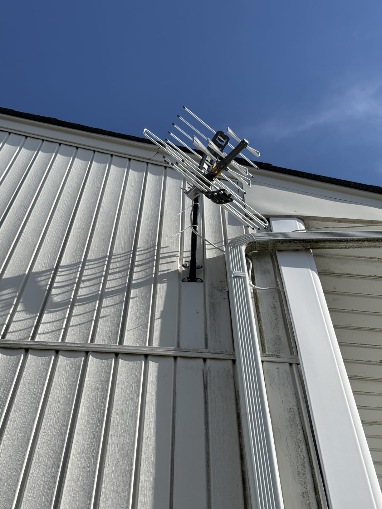 GE Outdoor HD Digital TV Antenna, Long Range Smart TV Antenna, Supports 4K 1080P HD Smart TV VHF UHF, J Mount Included for Attic or Outdoor, Weather Resistant, 29884 customer photo 1
