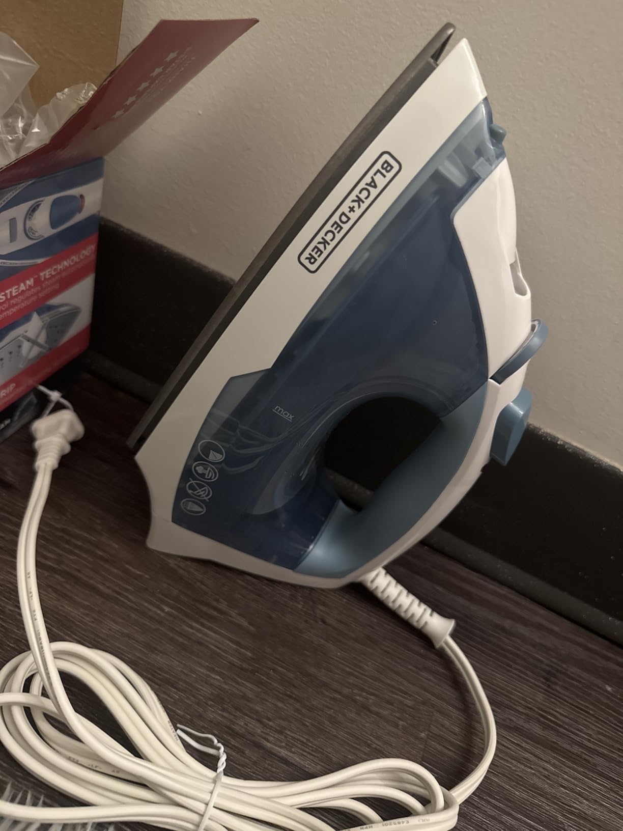 BLACK+DECKER Steam Iron for Clothes with Auto Shutoff & TrueGlide Soleplate, 1200W customer photo 1
