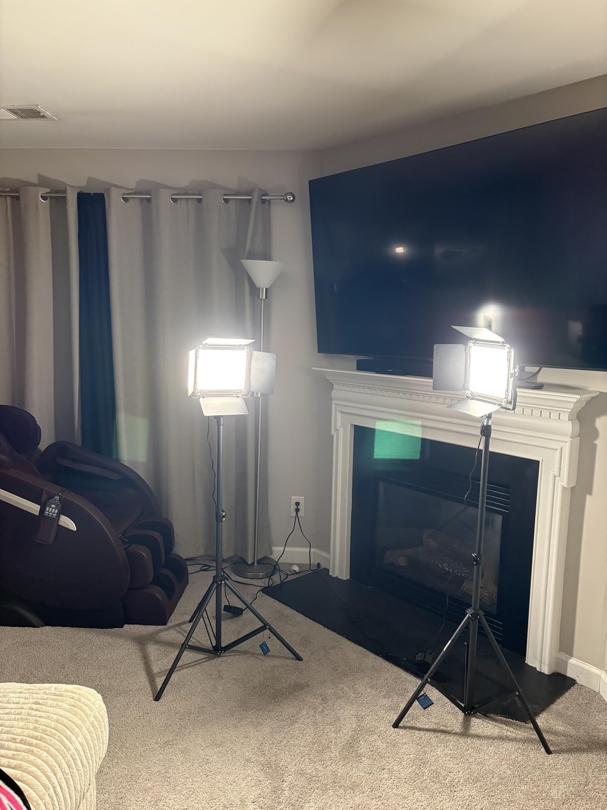 NEEWER 2 Pack Bi Color 660 LED Video Light and Stand Kit: (2) 3200-5600K CRI 96+ Dimmable Light with U Bracket and Barndoor, (2) 75 inches Light Stand for Studio Photography, Video Recording (Black) customer photo 1