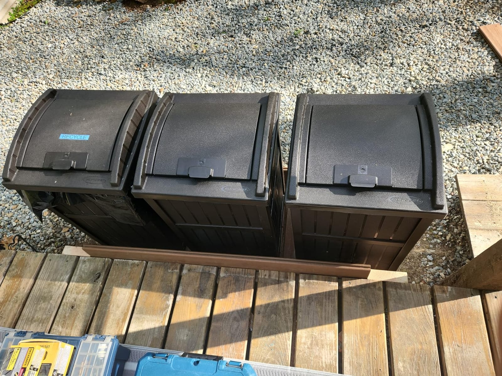 Suncast 33 Gal, Resin Hideaway Garbage Can with Secure Lid, Java Brown customer photo 1
