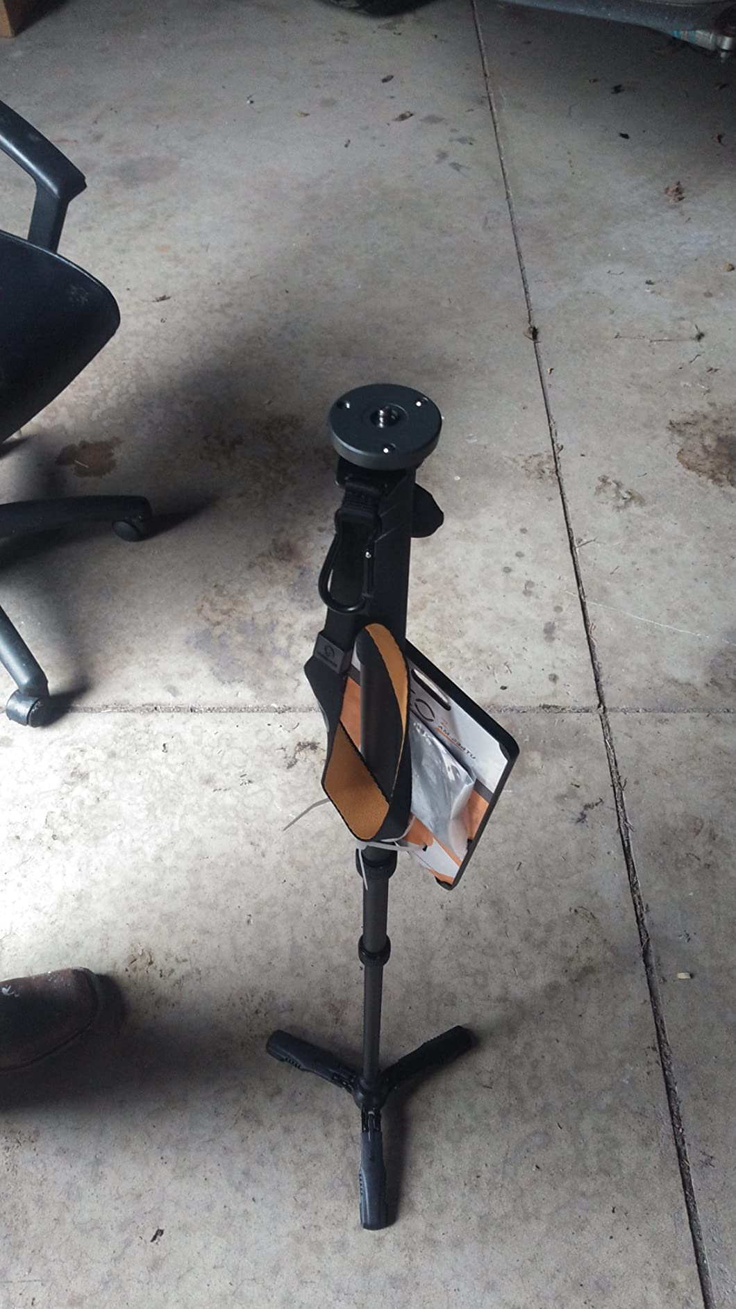 Vanguard VEO 2 AM-234TU Shooting Stick, Tri-Stand Base with Ball Joint, Rotating and Removeable U Shaped Yoke, Gray customer photo 1