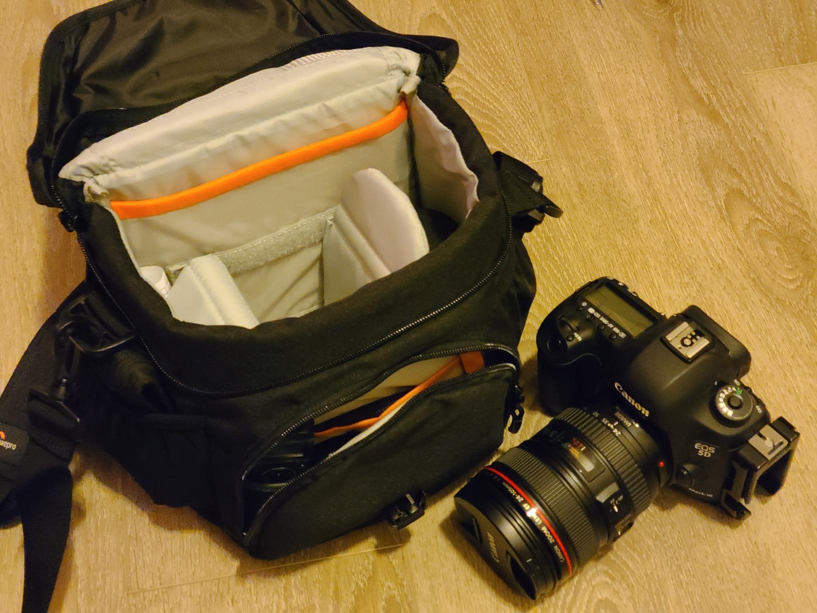 Lowepro Nova 200 AW II Messenger Case, Camera Bag, Customizable, Fits 1-2 Pro DSLR with attached lens, 3-5 Lenses, Flash customer photo 1