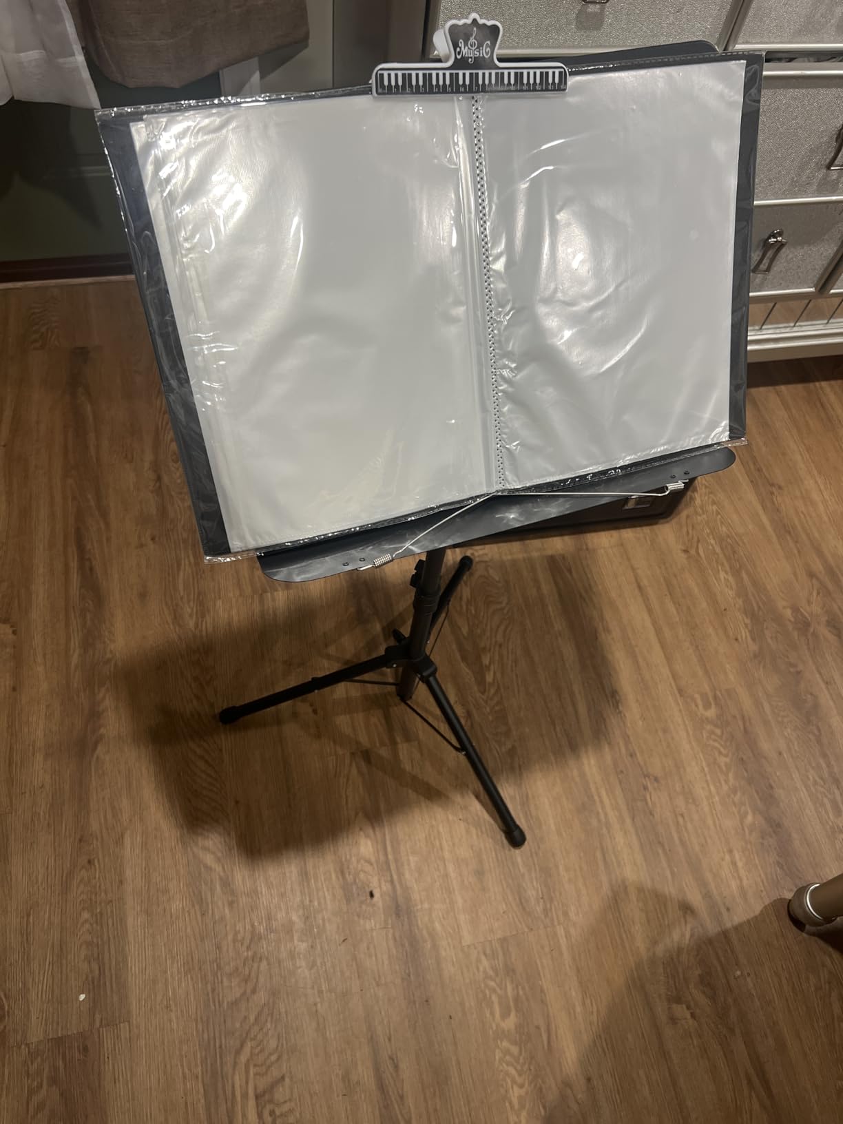 GLEAM Sheet Music Stand - Full Metal with Carrying Bag, Phone Holder, Sheet Music Folder and Clip, 5 in 1 Desktop Book Stand - Black customer photo 2