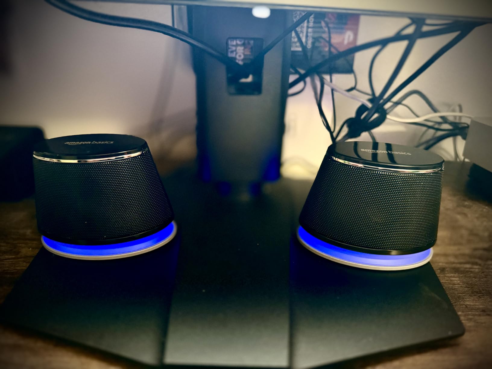 Amazon Basics Stereo 2.0 Speakers for PC or Laptop with Volume Control, 3.5mm Aux Input, USB-Powered, 1 Pair, Black customer photo 1