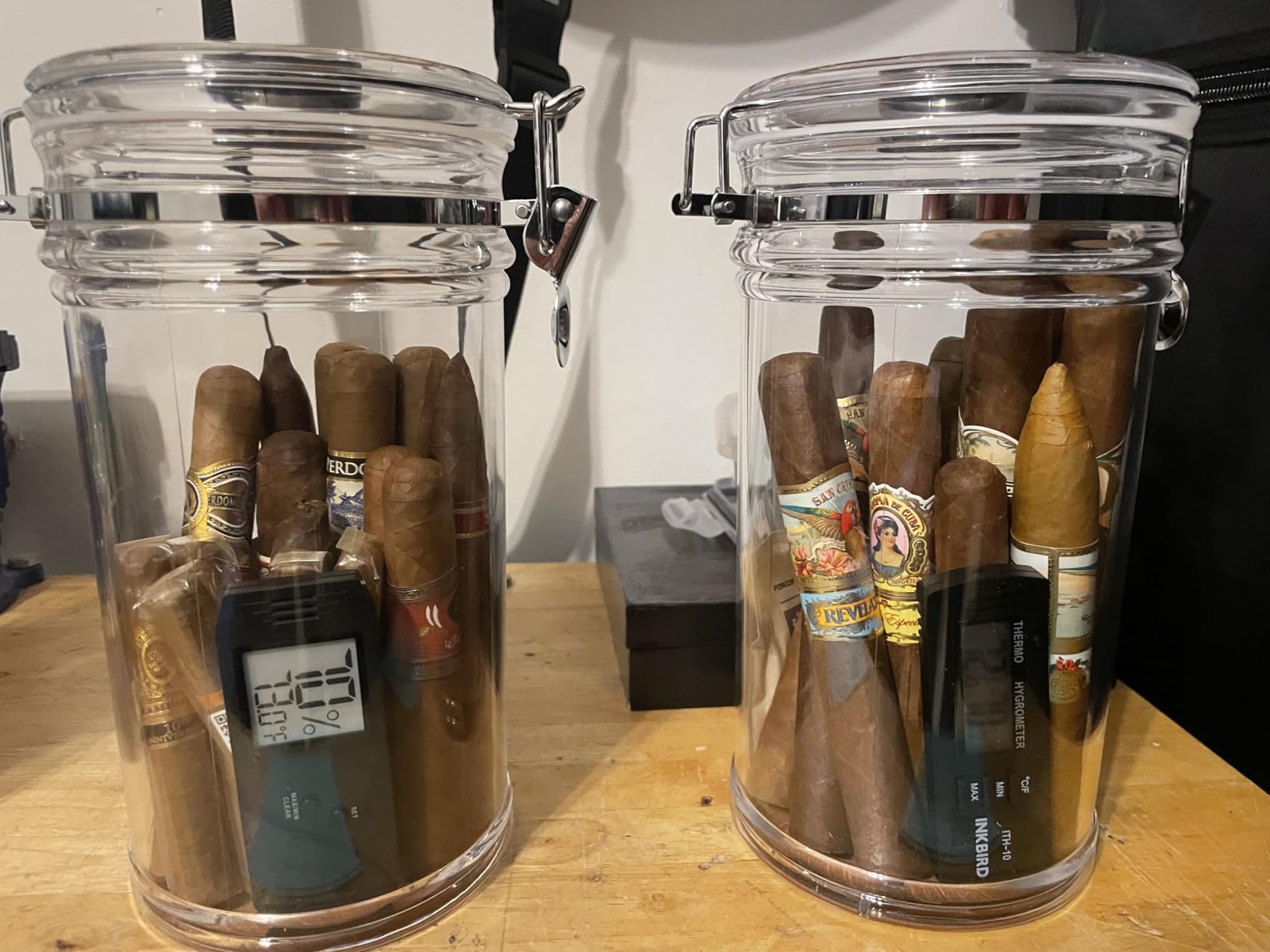 XIFEI Acrylic Humidor Jar with Humidifier and Hygrometer, Holds About 18 Cigars (Clear) customer photo 2