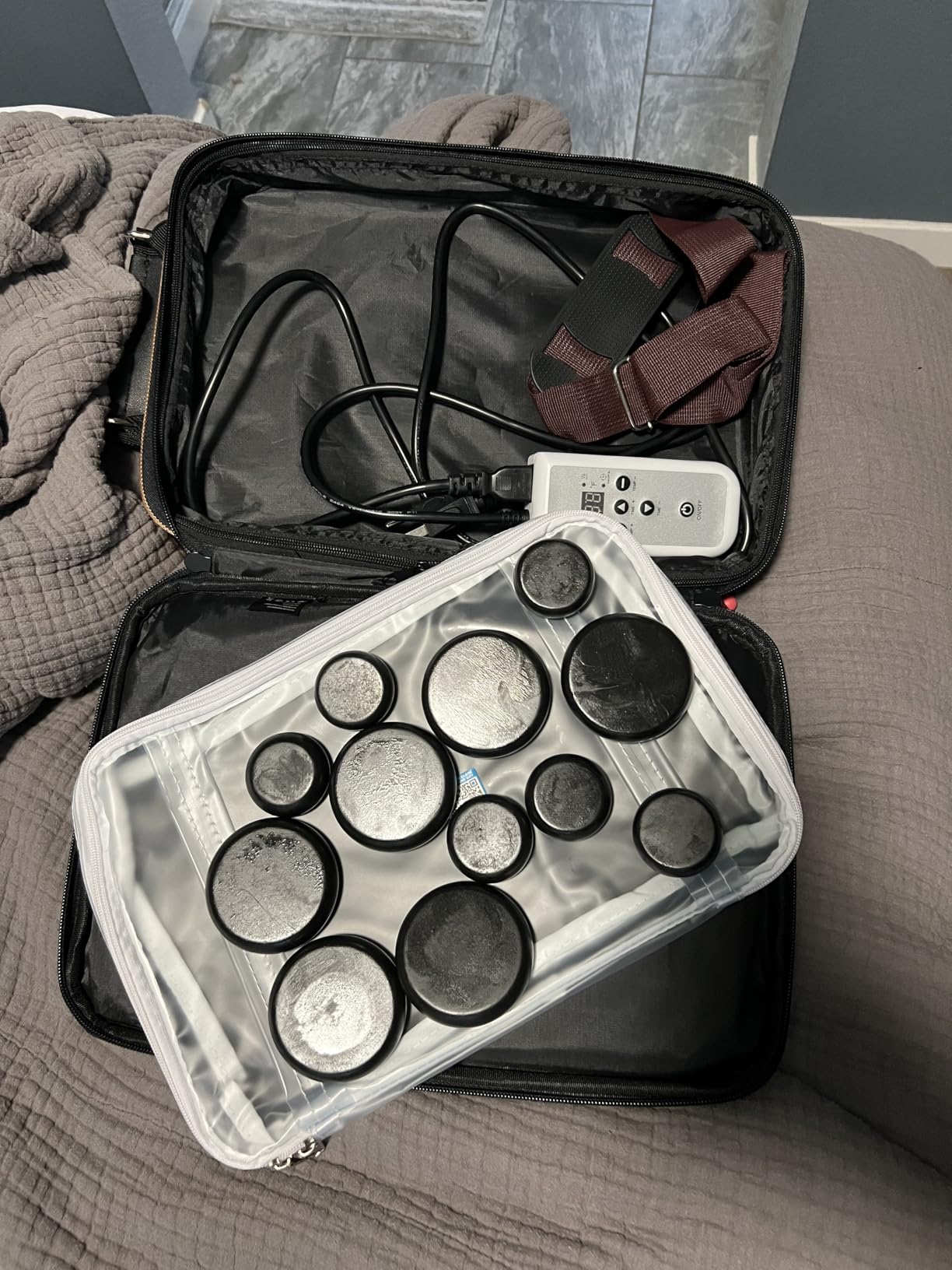 SereneLife Portable Massage Stone Warmer Set - Electric Spa Hot Stones Massager and Heater Kit with 6 Large and 6 Small Round Shaped Basalt Massaging Rocks, Digital Controller Heating Bag customer photo 1