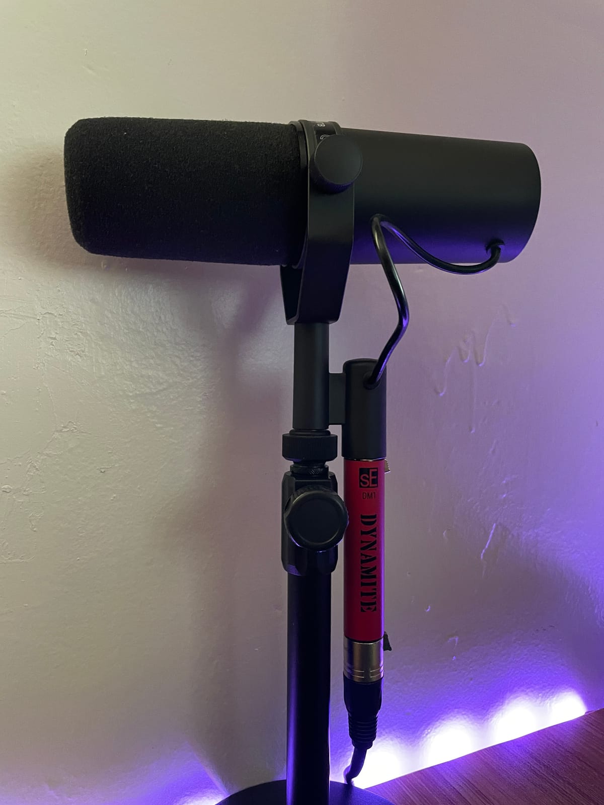 SE ELECTRONICS DM1 Dynamite Ultra-Slim Inline Microphone Preamp for Ribbon & Dynamic Microphones - Mic Preamp with +28dB Gain for Clean, Natural Sound - Ideal for Podcasting & Live Sound (Red) customer photo 2