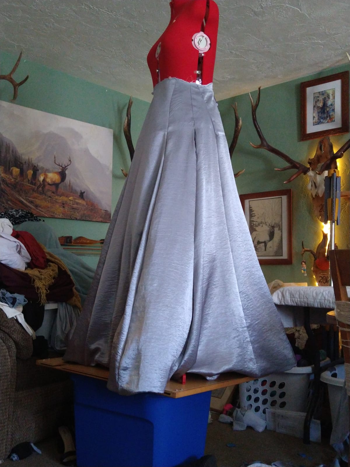 SINGER Female Adjustable Dress Form, Medium/Large, Size 10-18 - Grey | Pinnable foam-backed surface, 12 dials, 360-degree hem guide, tripod base customer photo 2