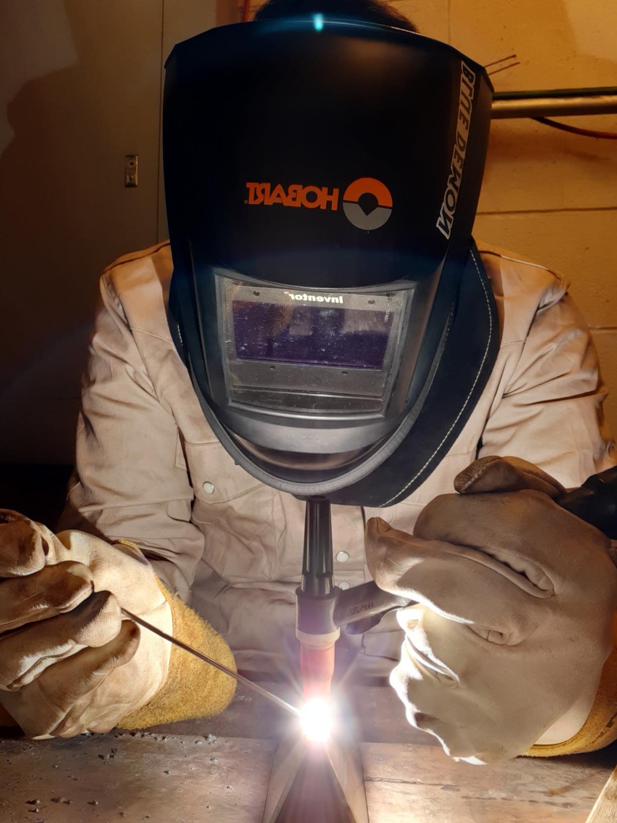 Hobart 770890 Auto-Darkening Welding Helmet, Large, Black | PureColor lens; 9.3 sq in widescreen view; 4 arc sensors; grind mode; analog shade controls; Large customer photo 1