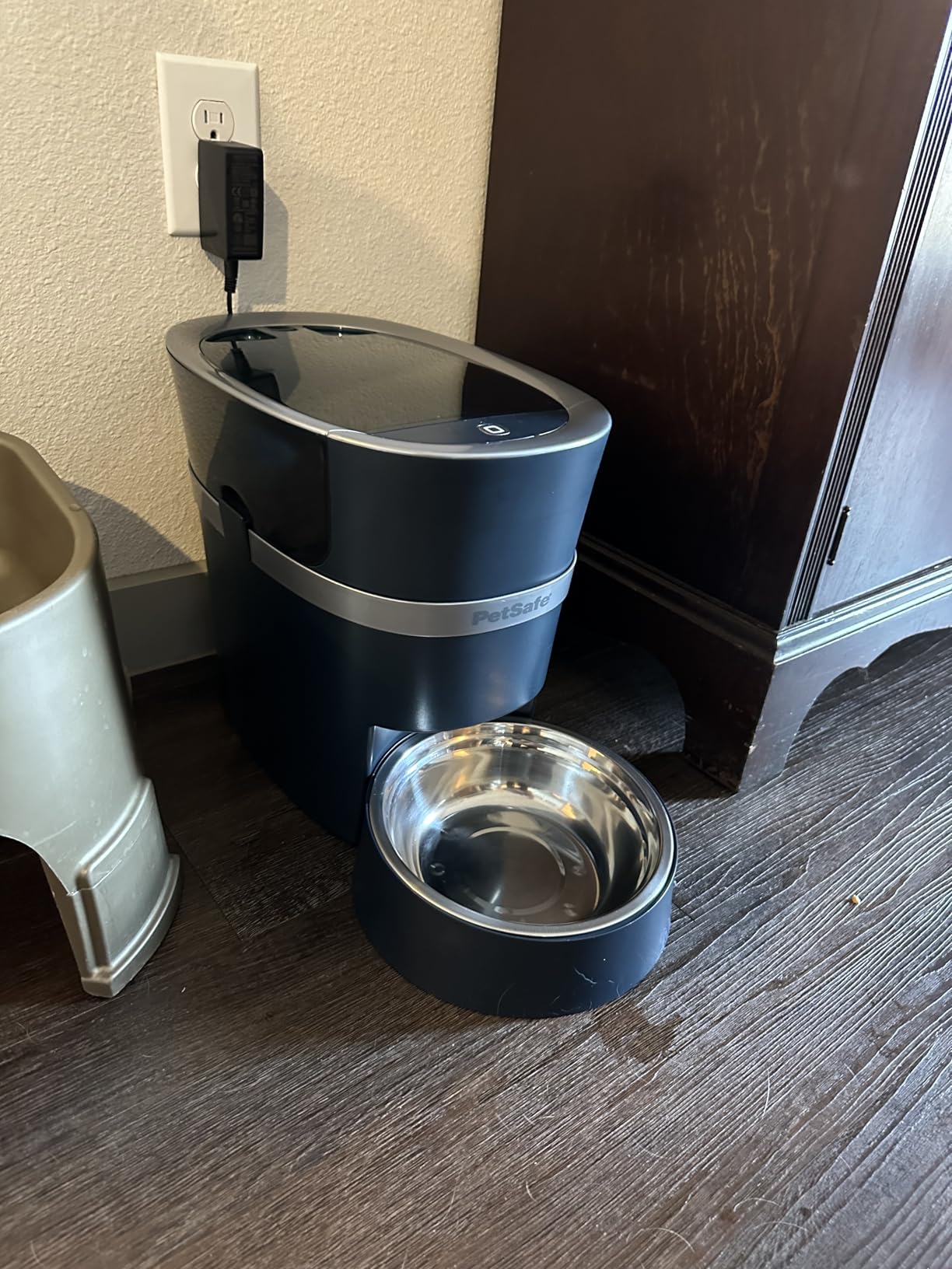 PetSafe Smart Feed Automatic Pet Feeder, 6L/24 Cup, Programmable | Alexa Enabled for Snack Feeding, App Alerts When Low/Empty, Slow Feed Setting, Backup Batteries Keep Meals on Schedule customer photo 2