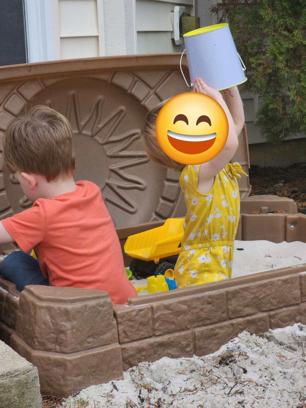 Step2 Naturally Playful Sandbox II, Kids Sand Activity Sensory Play Pit, Summer Outdoor Toys, 7 Piece Water Toy Accessories, for Toddlers 1+ Years Old customer photo 1