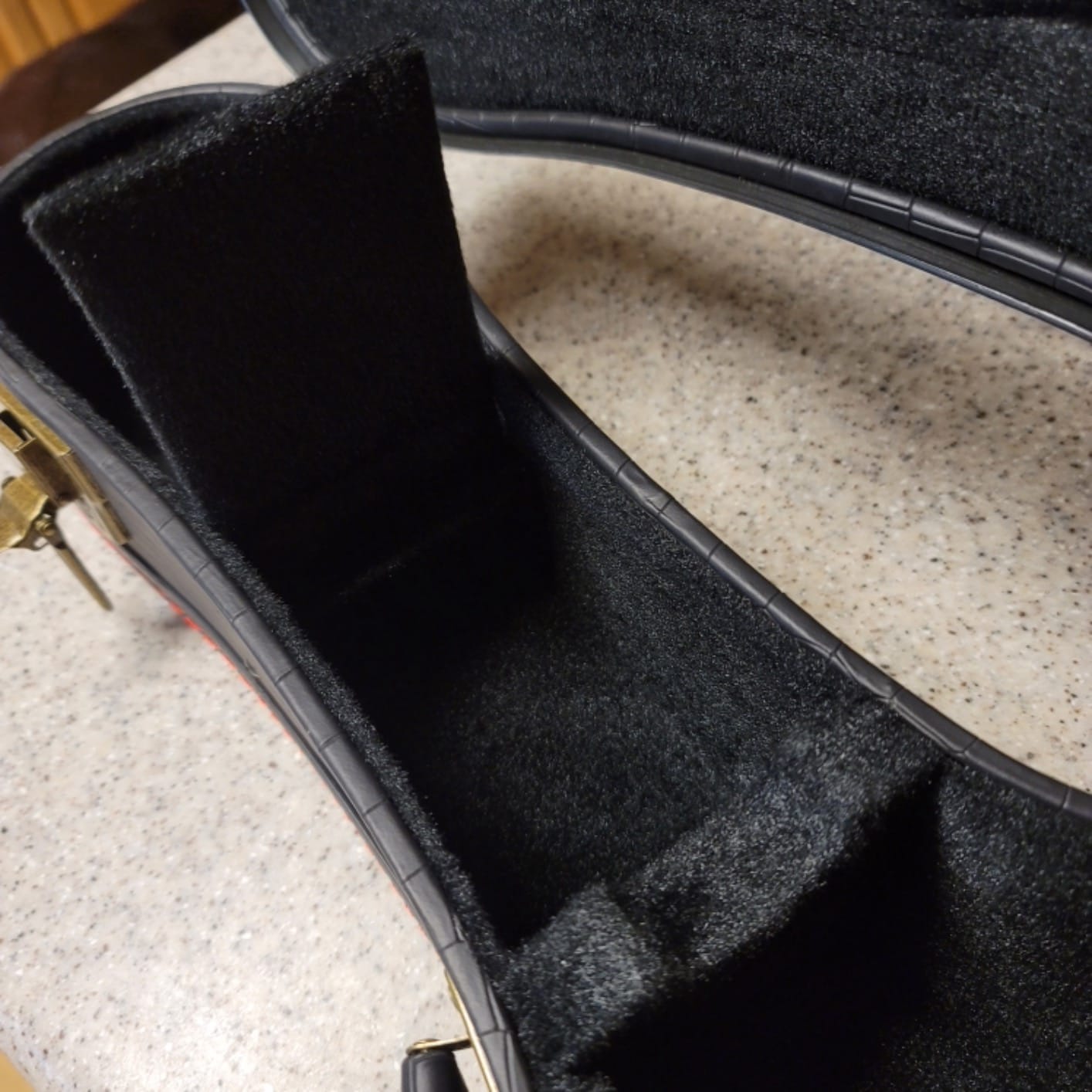 Ukulele Hard Case, Concert Ukulele Case - 23/24 Inch Crocodile Pattern Leather Bulge Surface with Plush Interior (Black) customer photo 2
