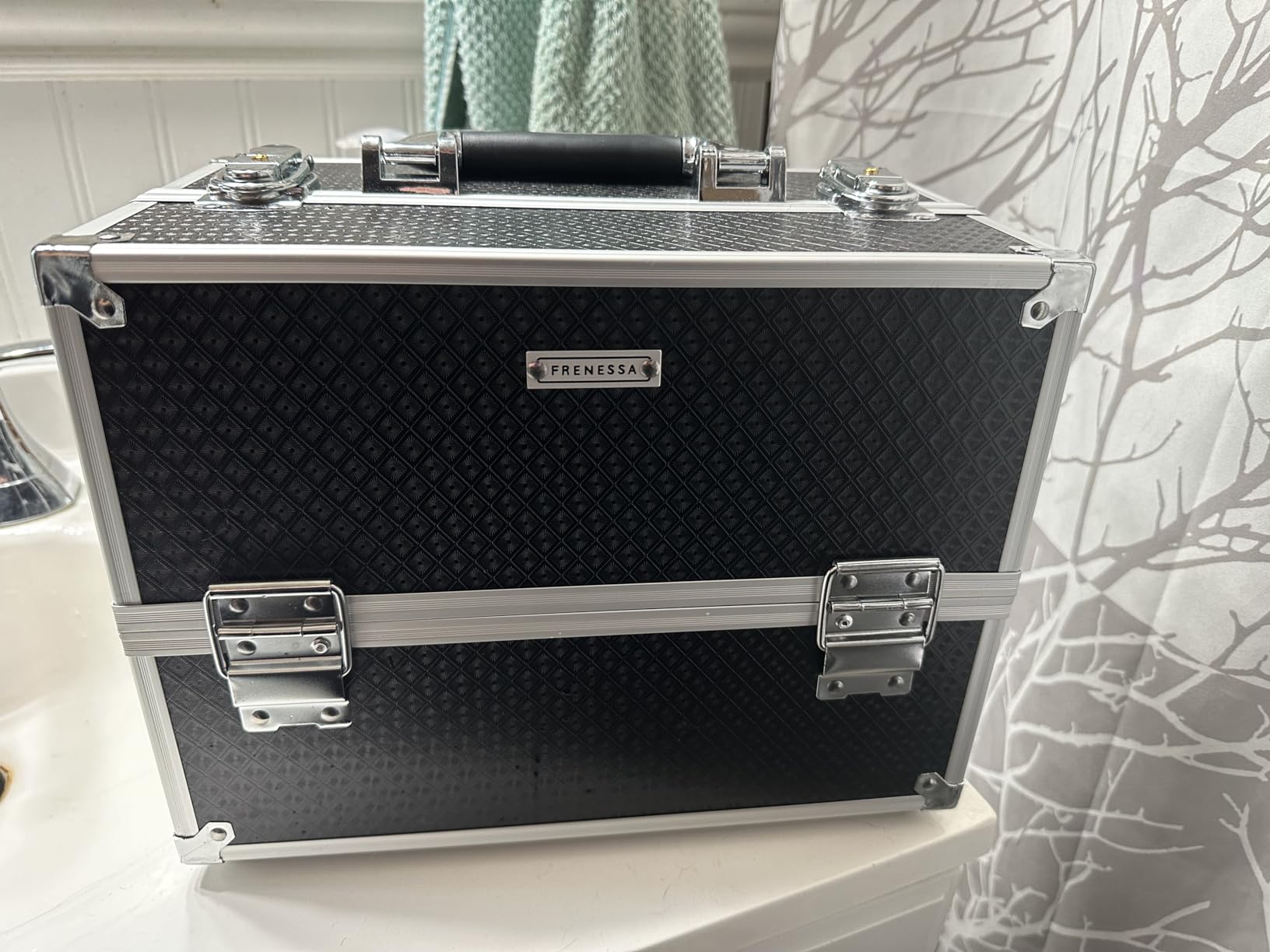 FRENESSA Makeup Train Case Makeup Case 11.8 Inch Large Cosmetic Box Organizer Travel Storage Professional Make Up Train Carrying Case with 6 Trays Locking Hard Vanity Storage Black customer photo 2