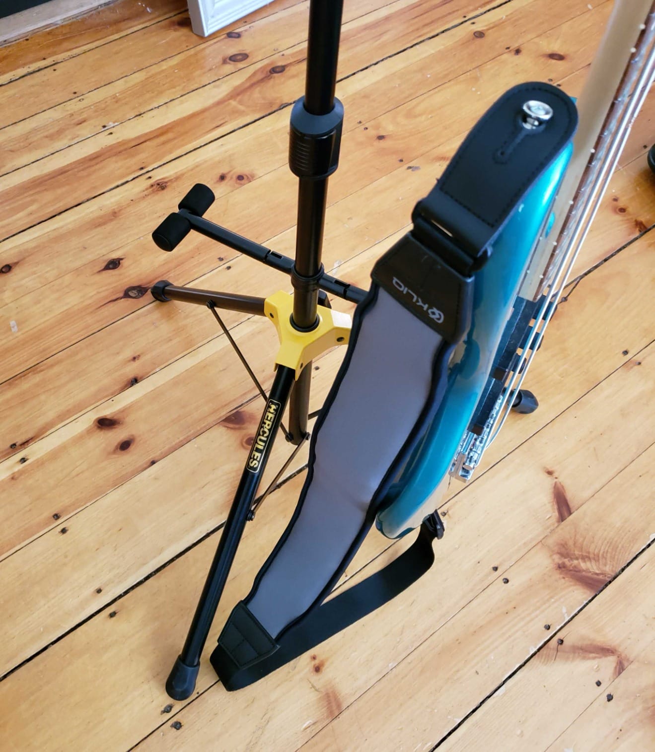 Hercules Stands GS422B PLUS Dual Guitar Stand with Auto Grip System and Foldable Yoke customer photo 2