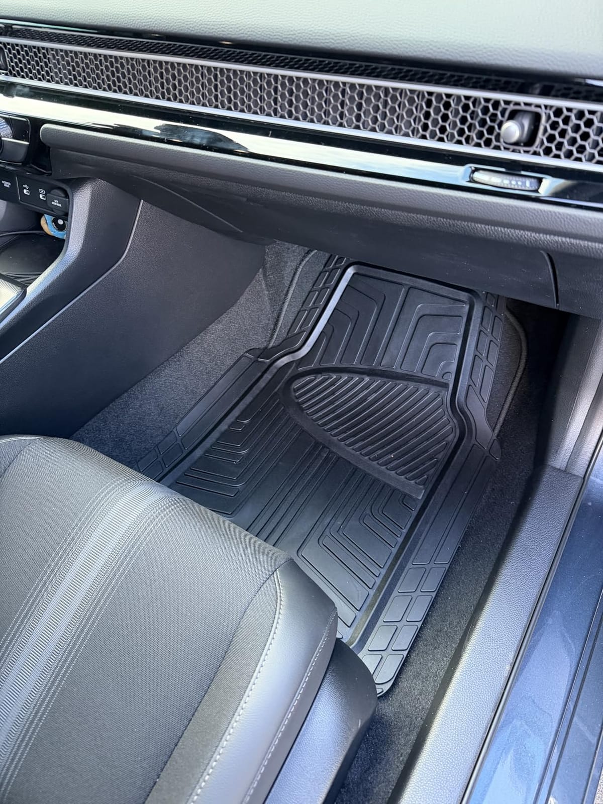 Amazon Basics 2-Piece Premium All-Season Anti-Slip Rubber Floor Mats for Cars, SUVs and Trucks, Universal Trim to Fit, Black customer photo 2