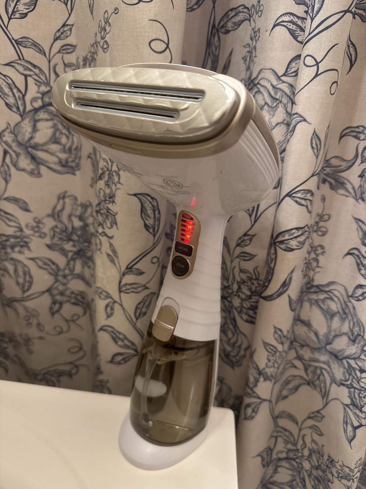 Conair Handheld Garment Steamer for Clothes, Turbo ExtremeSteam 1875W Fabric Steamer, Portable Handheld Design, Strong Penetrating Steam, White/Champagne customer photo 1