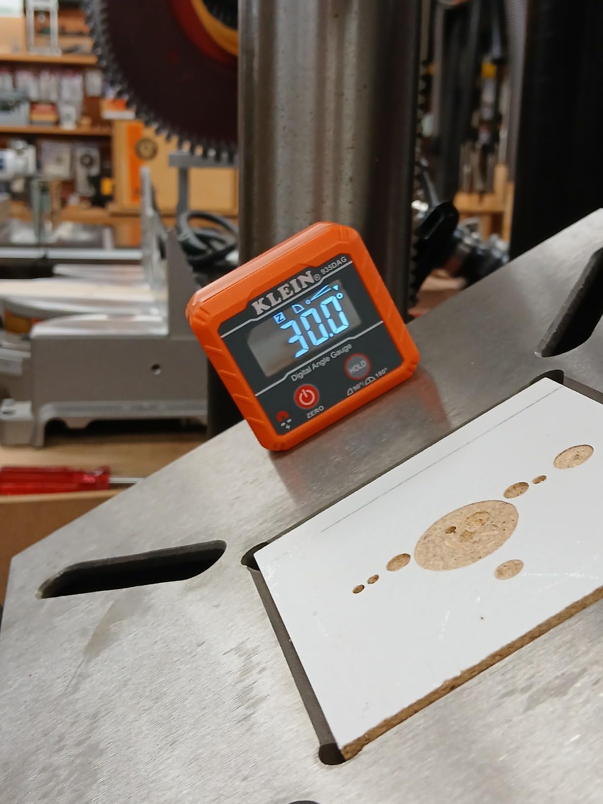 Klein Tools 935DAG Digital Electronic Level and Angle Gauge, Measures 0 - 90 and 0 - 180 Degree Ranges, Measures and Sets Angles customer photo 1