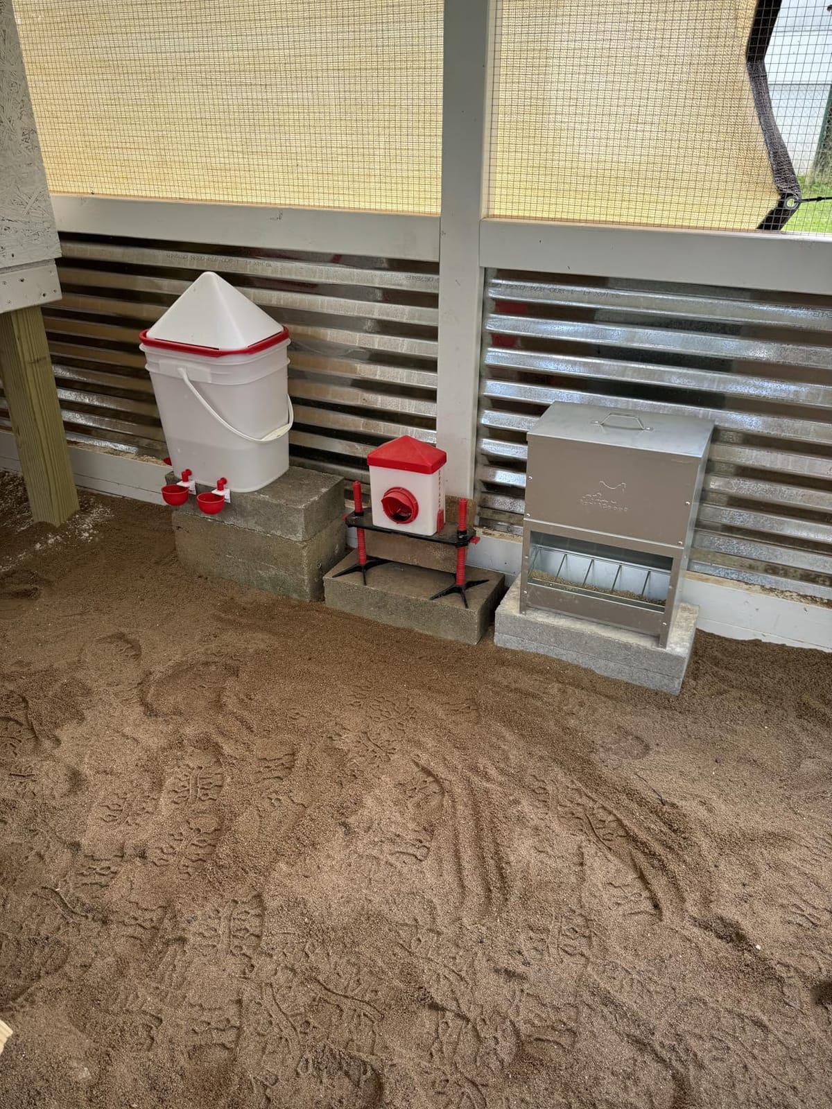 RentACoop 50lb Gravity-Fed Metal Trough Feeder with Lid & Rain Cover customer photo 1