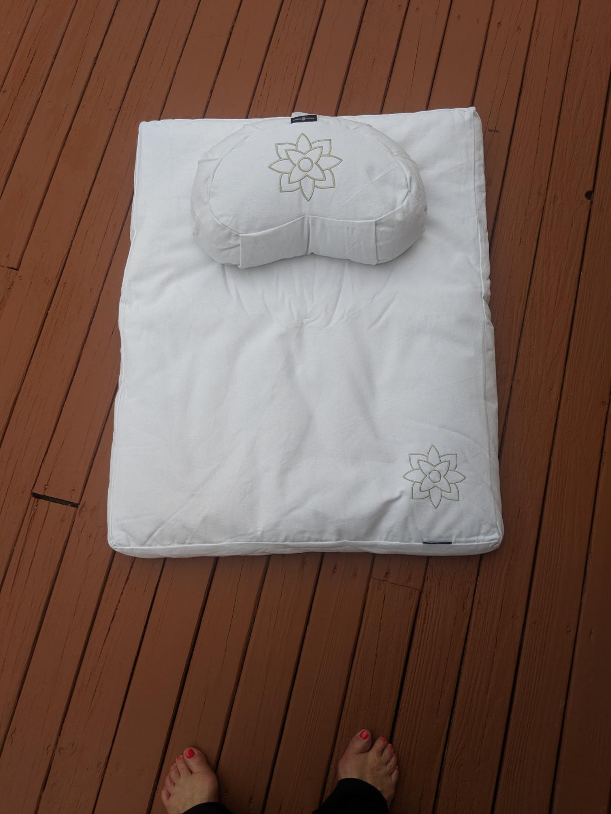 Mindful & Modern Large Meditation Cushion for Zafu Yoga - Meditation Pillow for Sitting on the Floor - Buckwheat Hull Filled Yoga Cushion with Removable, Washable 100% Cotton Cover and Carry Handle customer photo 1