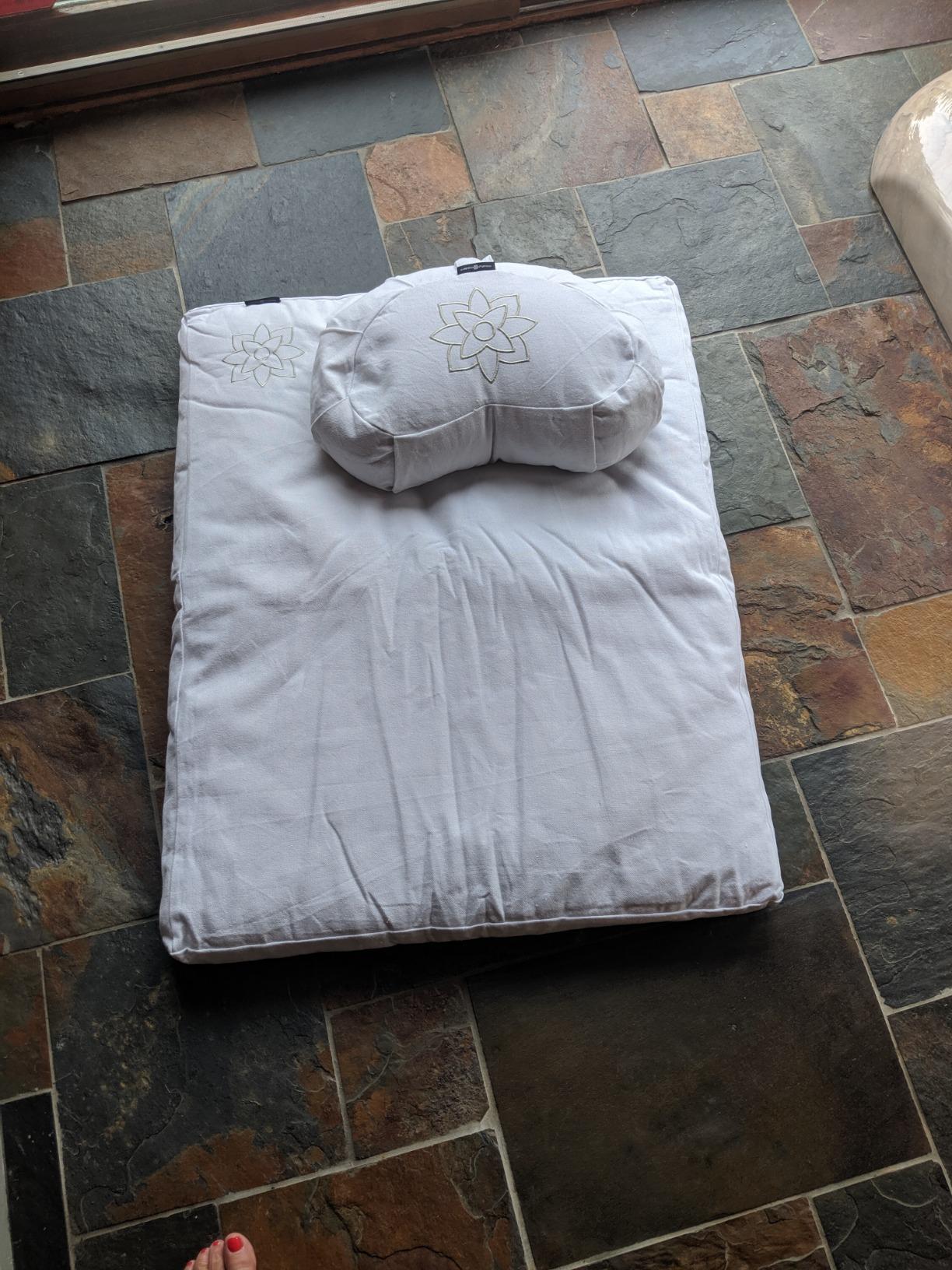 Mindful & Modern Large Meditation Cushion for Zafu Yoga - Meditation Pillow for Sitting on the Floor - Buckwheat Hull Filled Yoga Cushion with Removable, Washable 100% Cotton Cover and Carry Handle customer photo 2