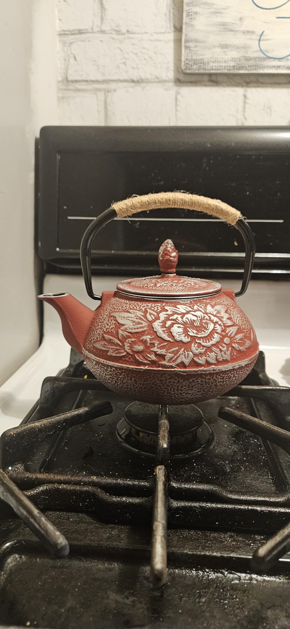 Juvale Stovetop Cast Iron Tea Kettle with Infuser - Superior Heat Retention Loose Leaf Tea Pot - Built-In Teapot with Strainer - Includes Trivet & Infuser Kettle - White, 27 Oz (800 ml) customer photo 2