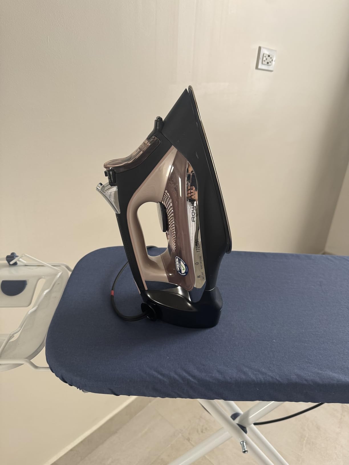 Rowenta AccessSteam Cordreel Steam Iron for Clothes, Anti-Drip Protection, DW2459U1 customer photo 2