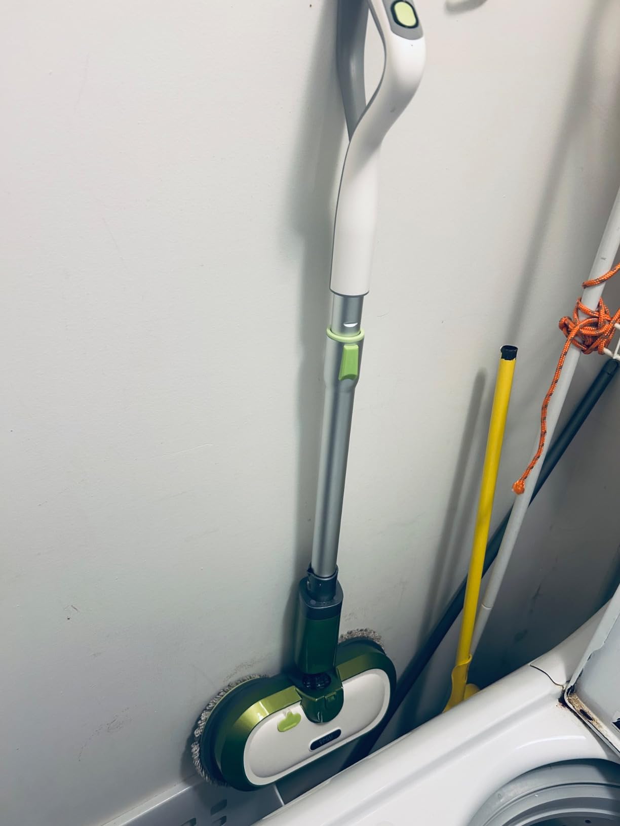 VMAI Cordless Electric Mop with Water Spray & Detachable Battery, Rechargeable Floor Spin Mop & Scrubber with LED Headlight customer photo 1