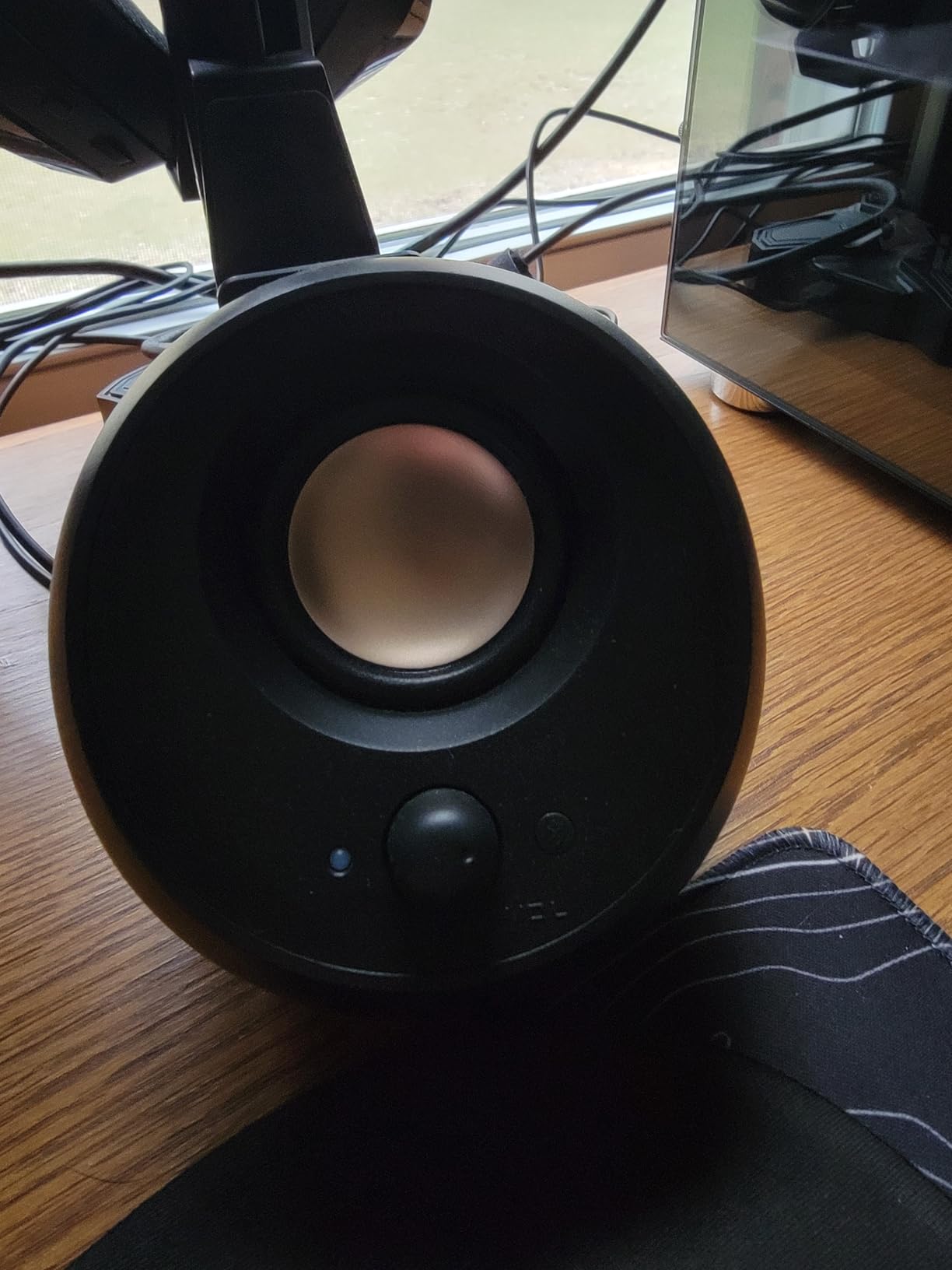 Creative Pebble V3, 2.0 USB-C Desktop Speakers, Bluetooth 5.0, Black | USB-C, 2.0 Speaker, Clear Dialog, 8W RMS, USB-A Adapter, Desktop Speakers, Stereo, Black customer photo 1