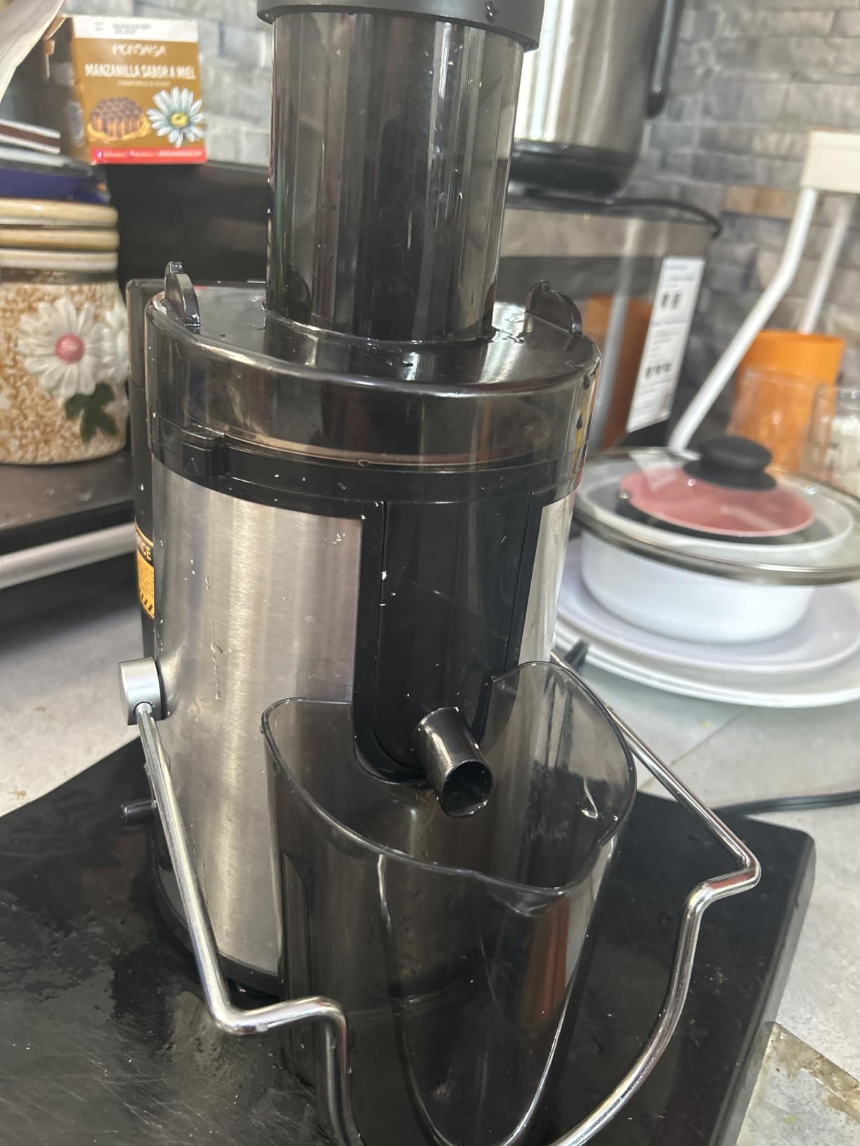 QCen Juicer Machine 500W Centrifugal Juicer with Extra Wide Feed Chute, Stainless Steel, BPA-Free Parts, Easy To Clean, Compact Countertop Juicer, Black customer photo 1