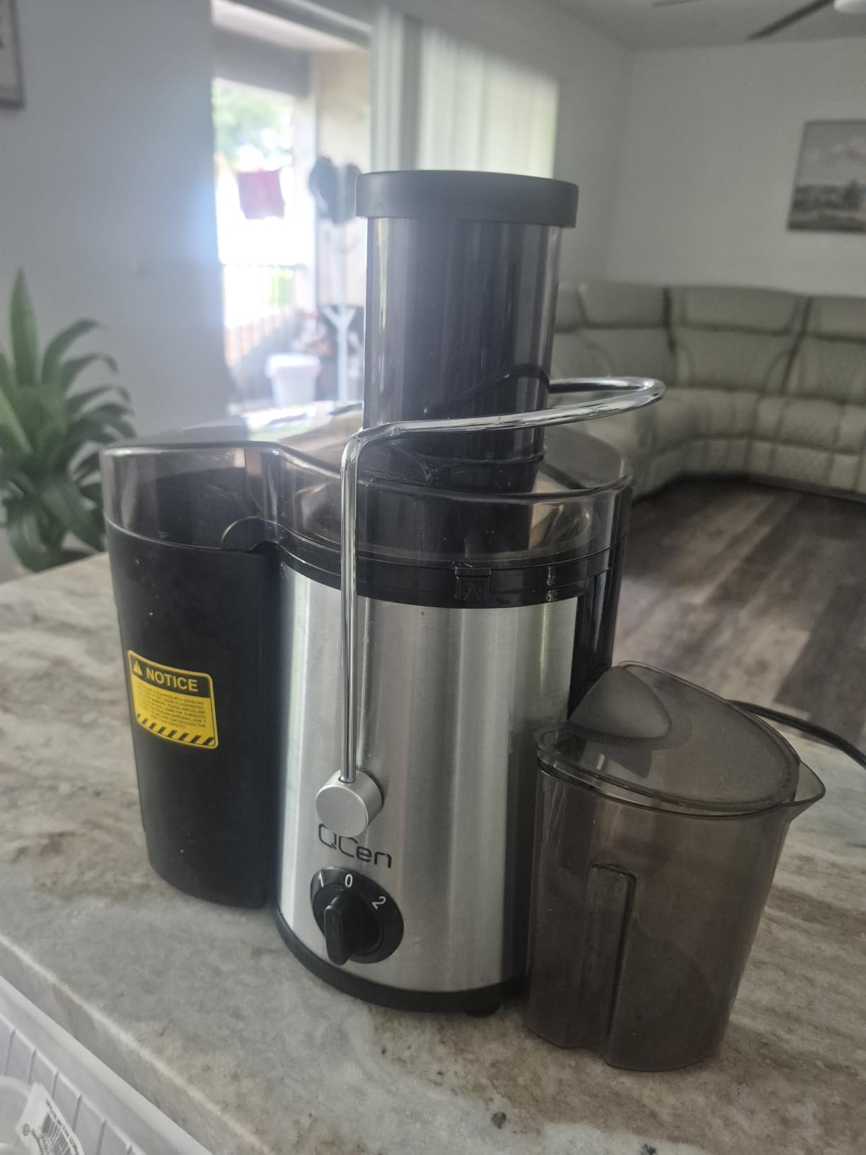 QCen Juicer Machine 500W Centrifugal Juicer with Extra Wide Feed Chute, Stainless Steel, BPA-Free Parts, Easy To Clean, Compact Countertop Juicer, Black customer photo 2
