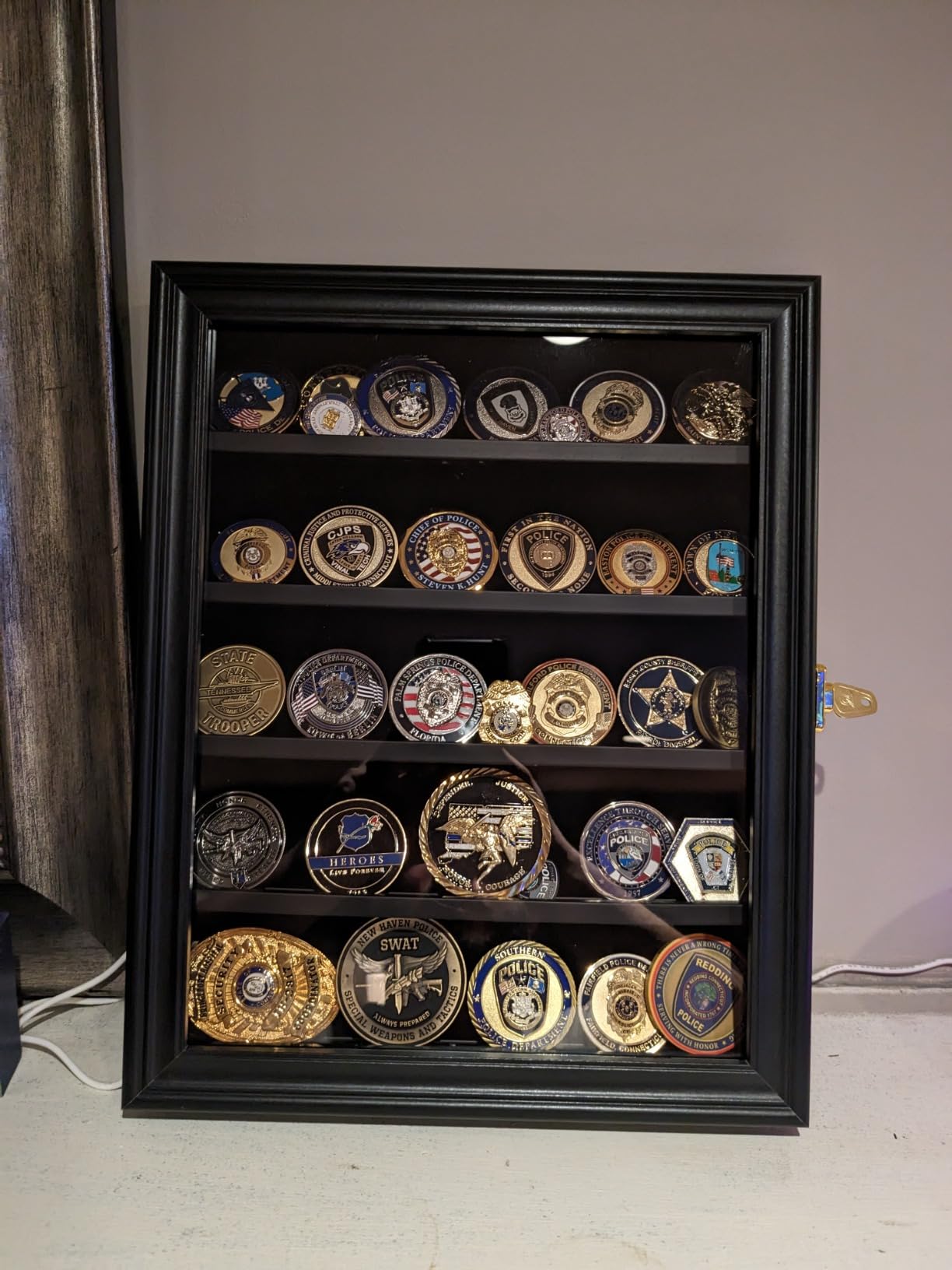 Jinchuan Military Challenge Coin Display Case Lockable Cabinet Rack Holder Shadow Box with Removable 2 Grooves Shelves and Anti Dust Door for Casino Poker Chips Collectibles, Small - Black customer photo 1