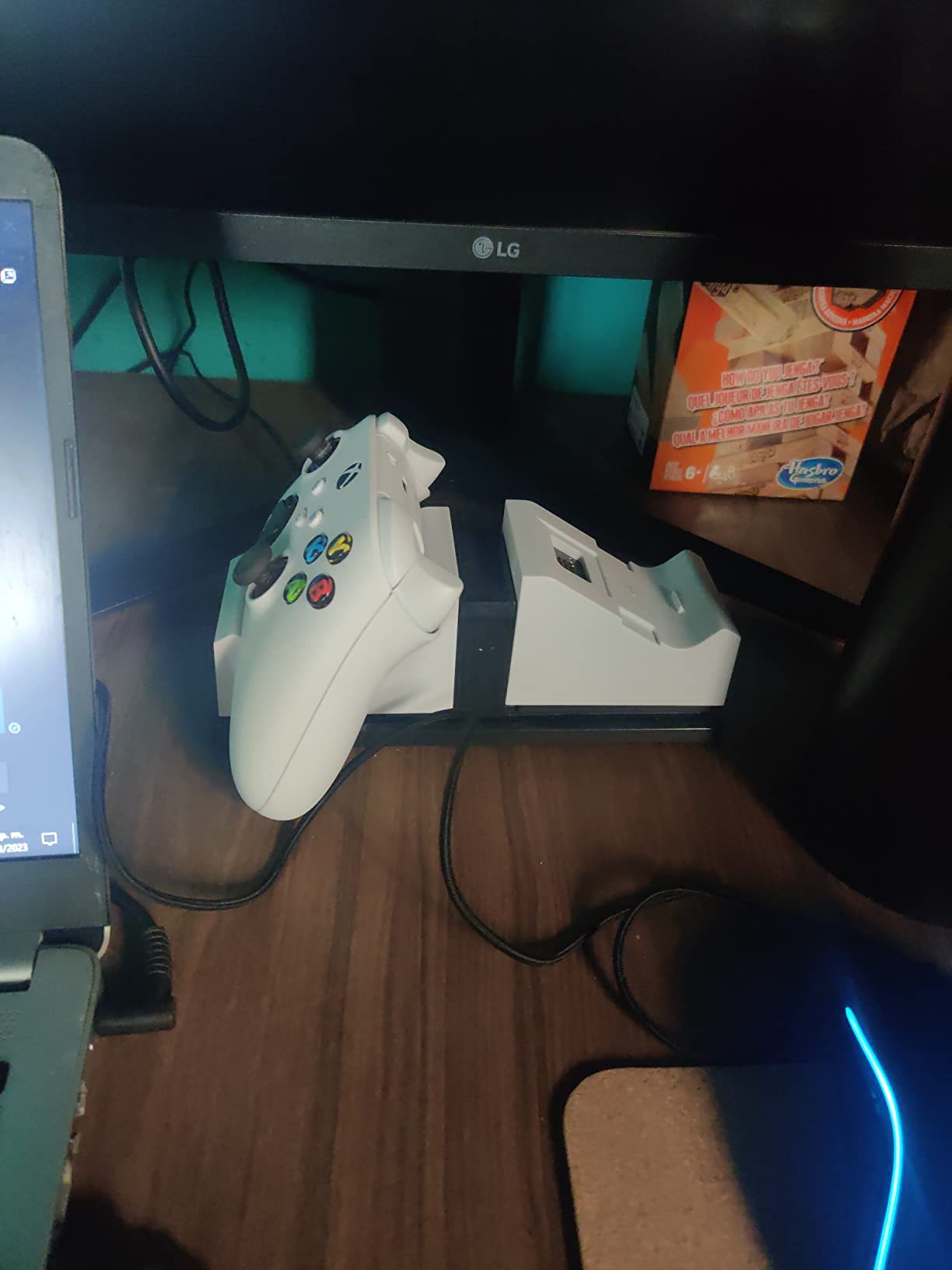 PowerA Dual Charging Station for Xbox Series X|S - White | Comfortable customer photo 2