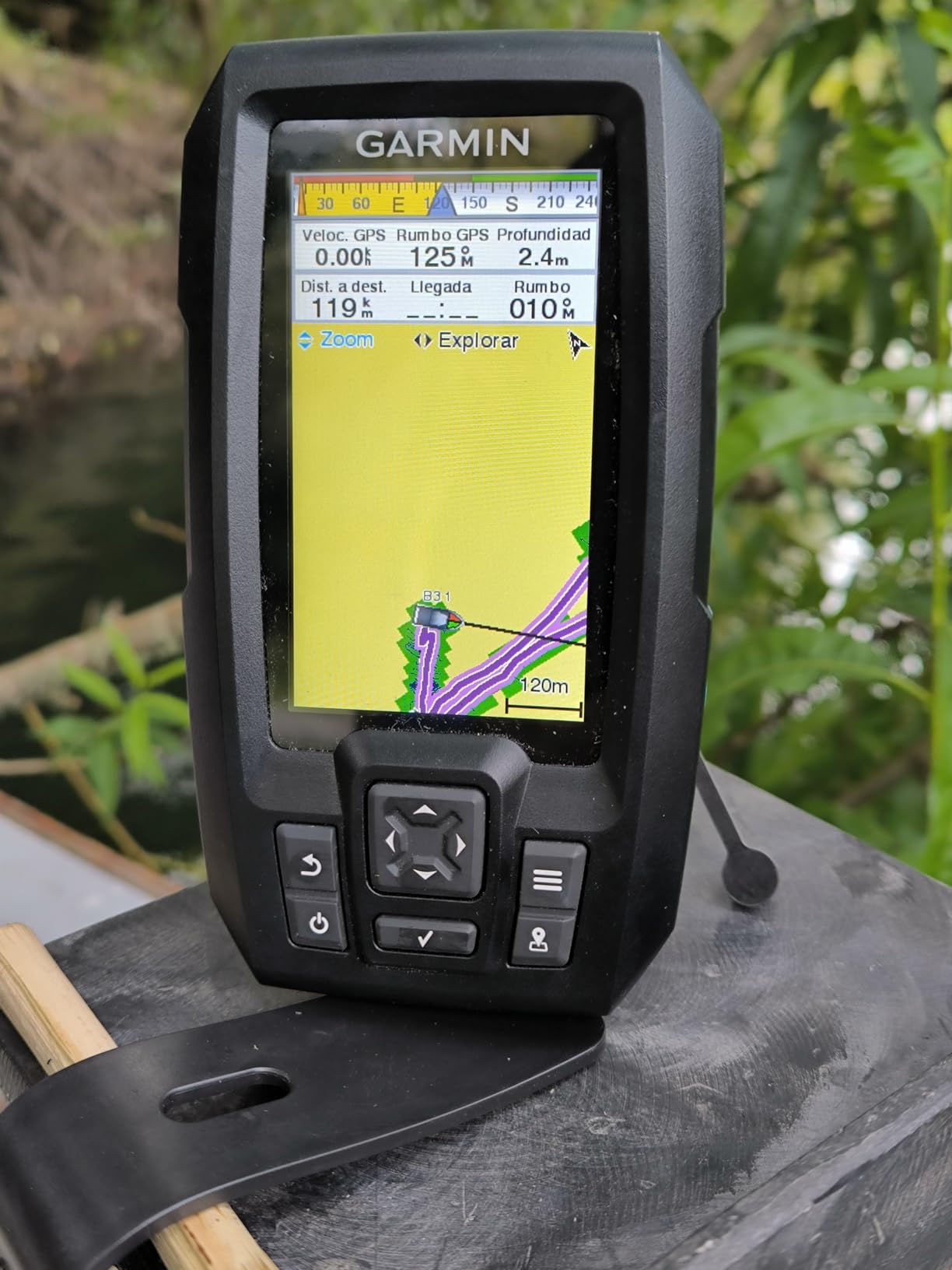 Garmin Striker Vivid 4cv Fishfinder with Transducer - 4-inch LCD Display - Easy-to-Use Scanning Sonar - Color Palettes (010-02550-00) customer photo 2