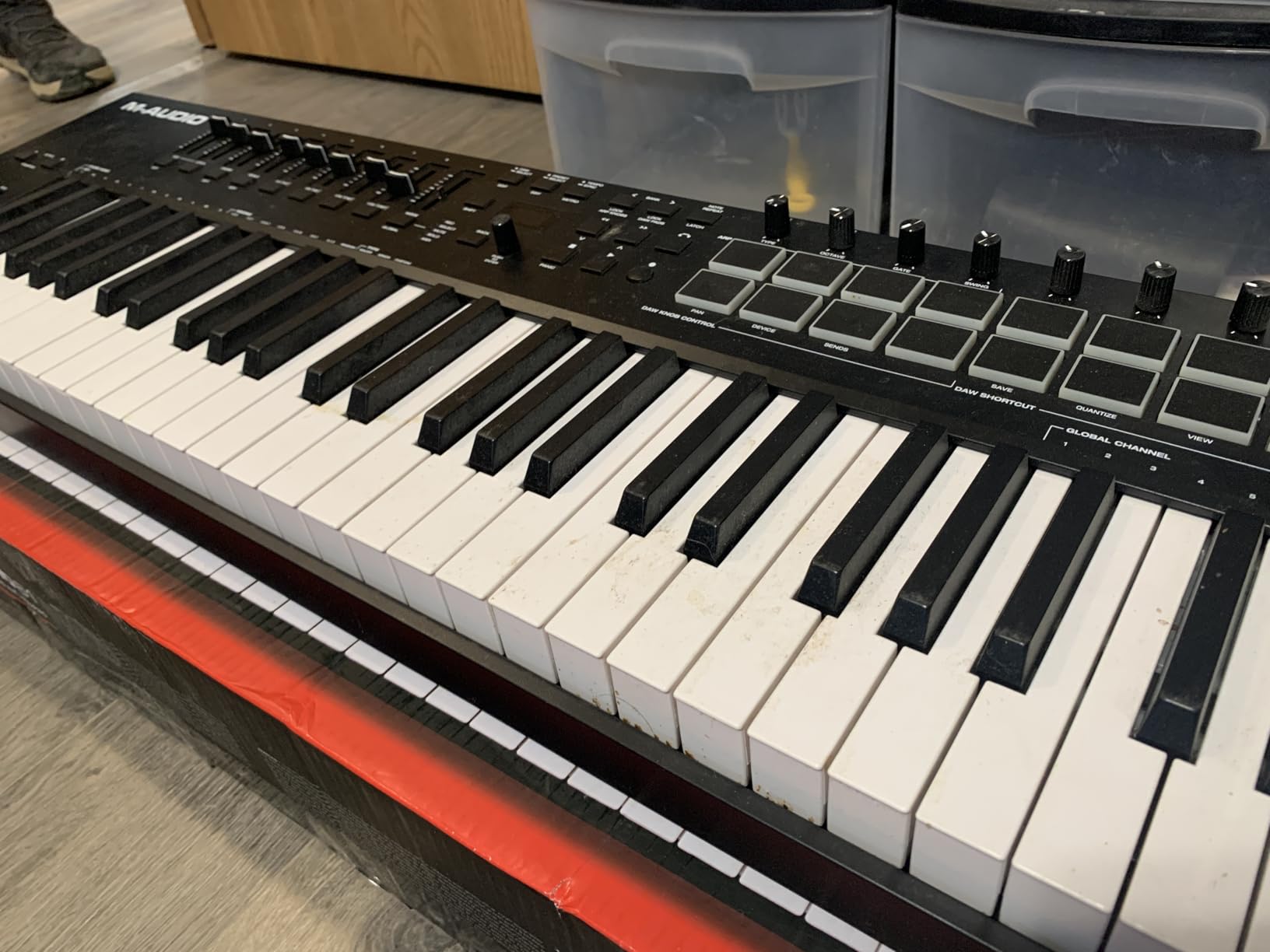 M-AUDIO Oxygen Pro 49 Key USB MIDI Keyboard Controller With Beat Pads, MIDI-assignable Knobs, Buttons and Faders, and Native Instruments Sound Package (NKS Integration) customer photo 2