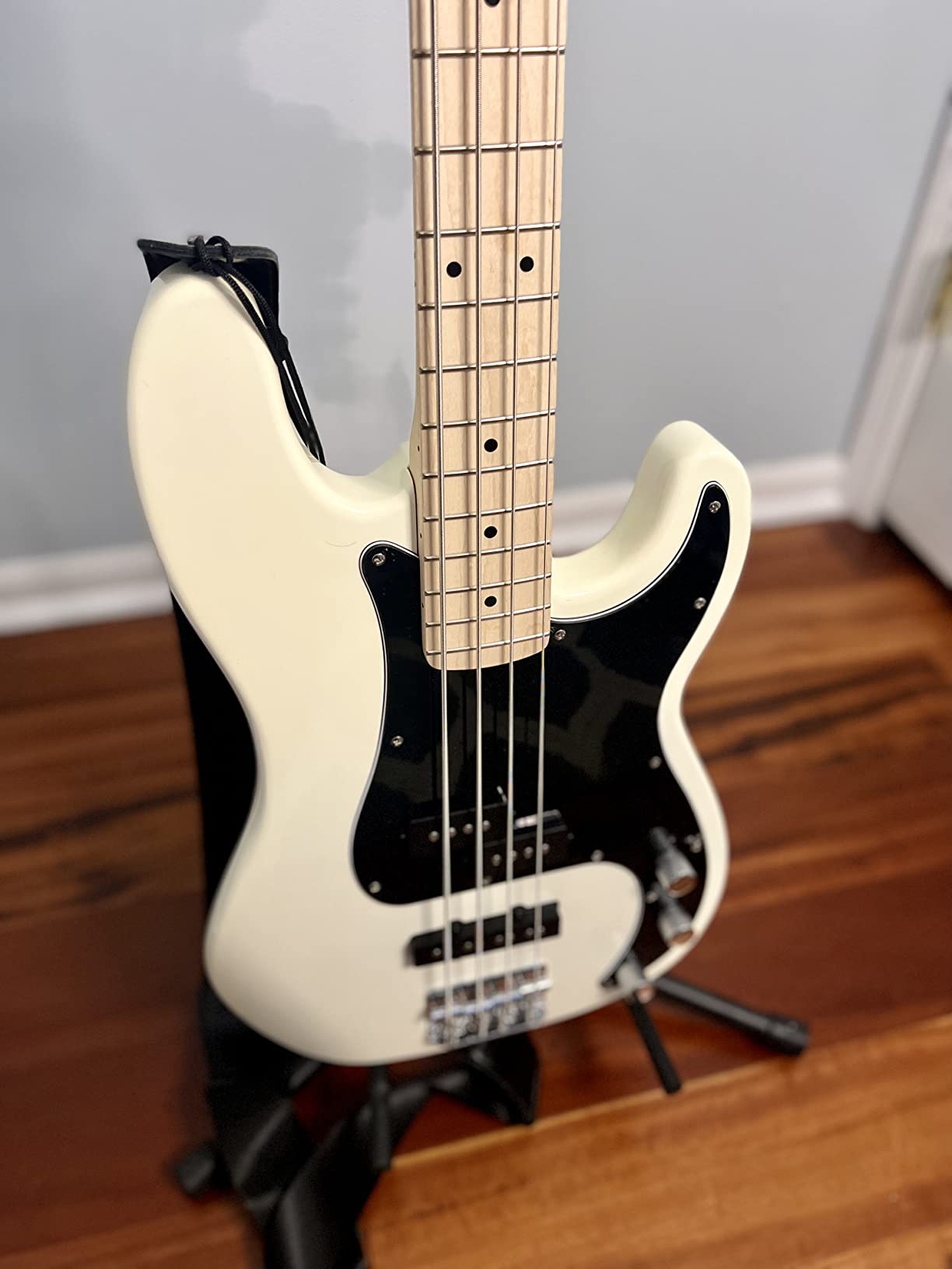 Squier Affinity Series Precision Bass, Olympic White, Maple Fingerboard customer photo 2