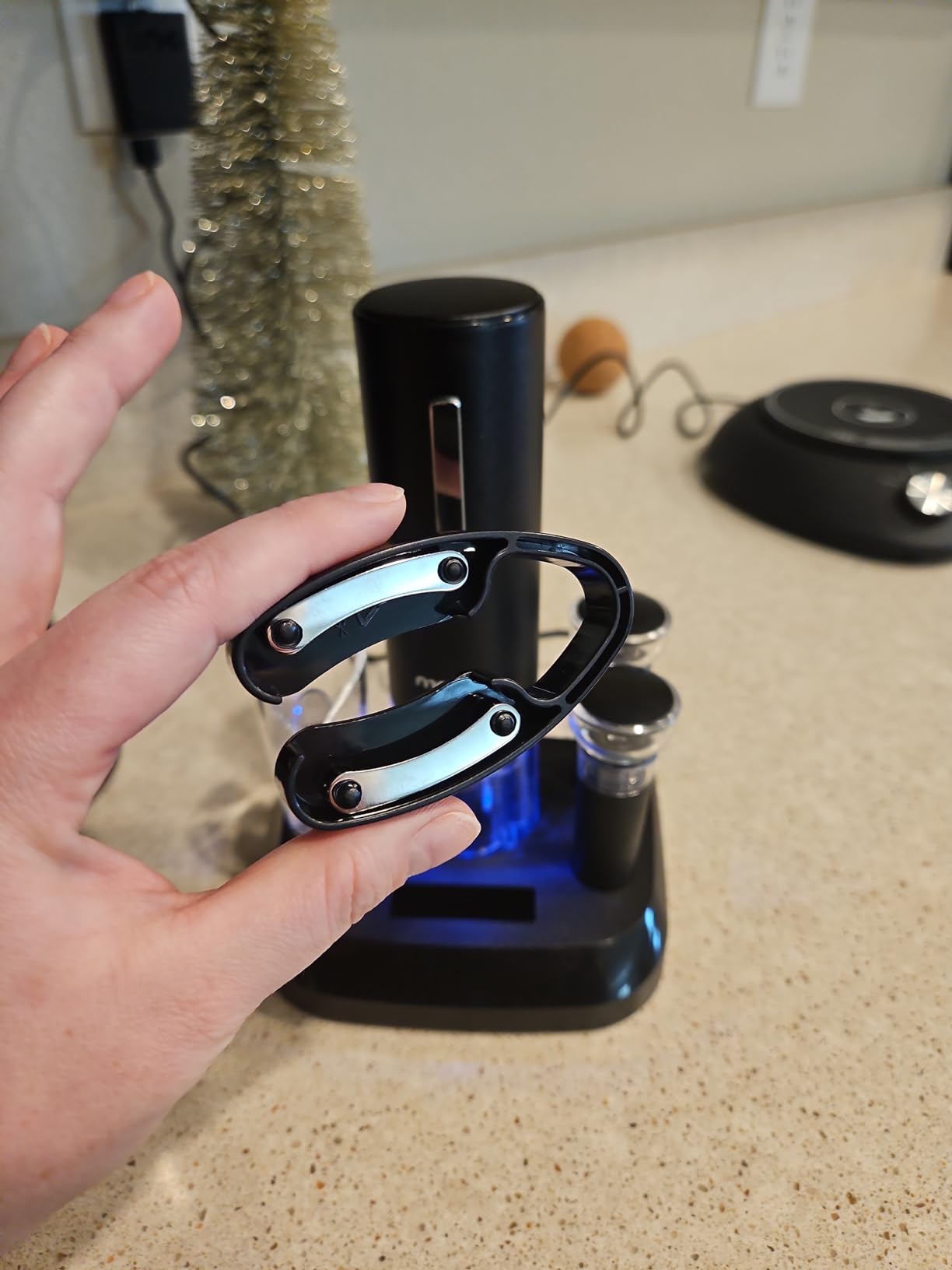 Moocoo Electric Wine Opener with Charging Base, Cordless Electric Wine Bottle Opener with 2-in-1 Aerator & Pourer, Foil Cutter, 2 Vacuum Preservation Stoppers, Display Charging Station for Easy Storage customer photo 2