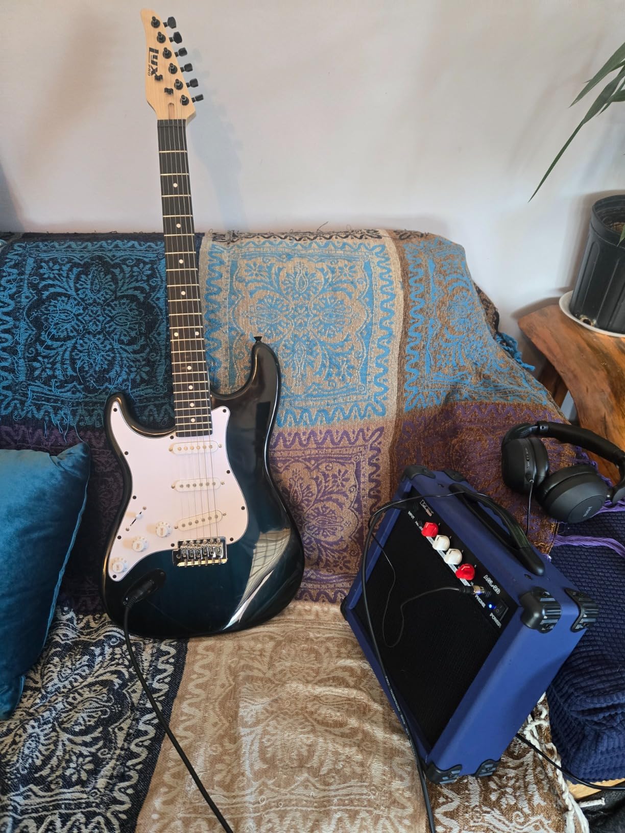 LyxPro 39 inch Electric Guitar Kit Bundle with 20w Amplifier, All Accessories, Digital Clip On Tuner, Six Strings, Two Picks, Tremolo Bar, Shoulder Strap, Case Bag Starter kit Full Size - mahogany customer photo 2