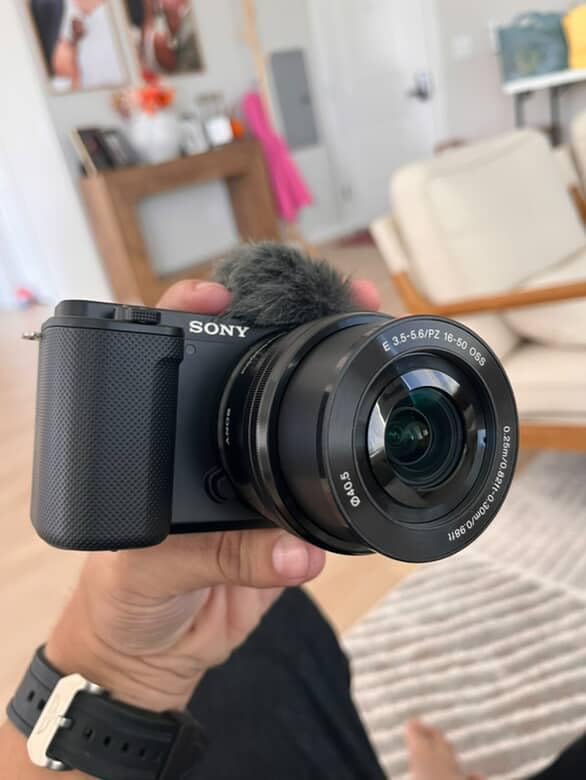 Alpha ZV-E10 - APS-C Interchangeable Lens Mirrorless Vlog Camera Kit - Black | Aps-C 24.2MP Exmor CMOS, Sony E-Mount, 4k30p Video, 425-Point Af, Includes E Pz 16-50mm Oss Kit Lens customer photo 2
